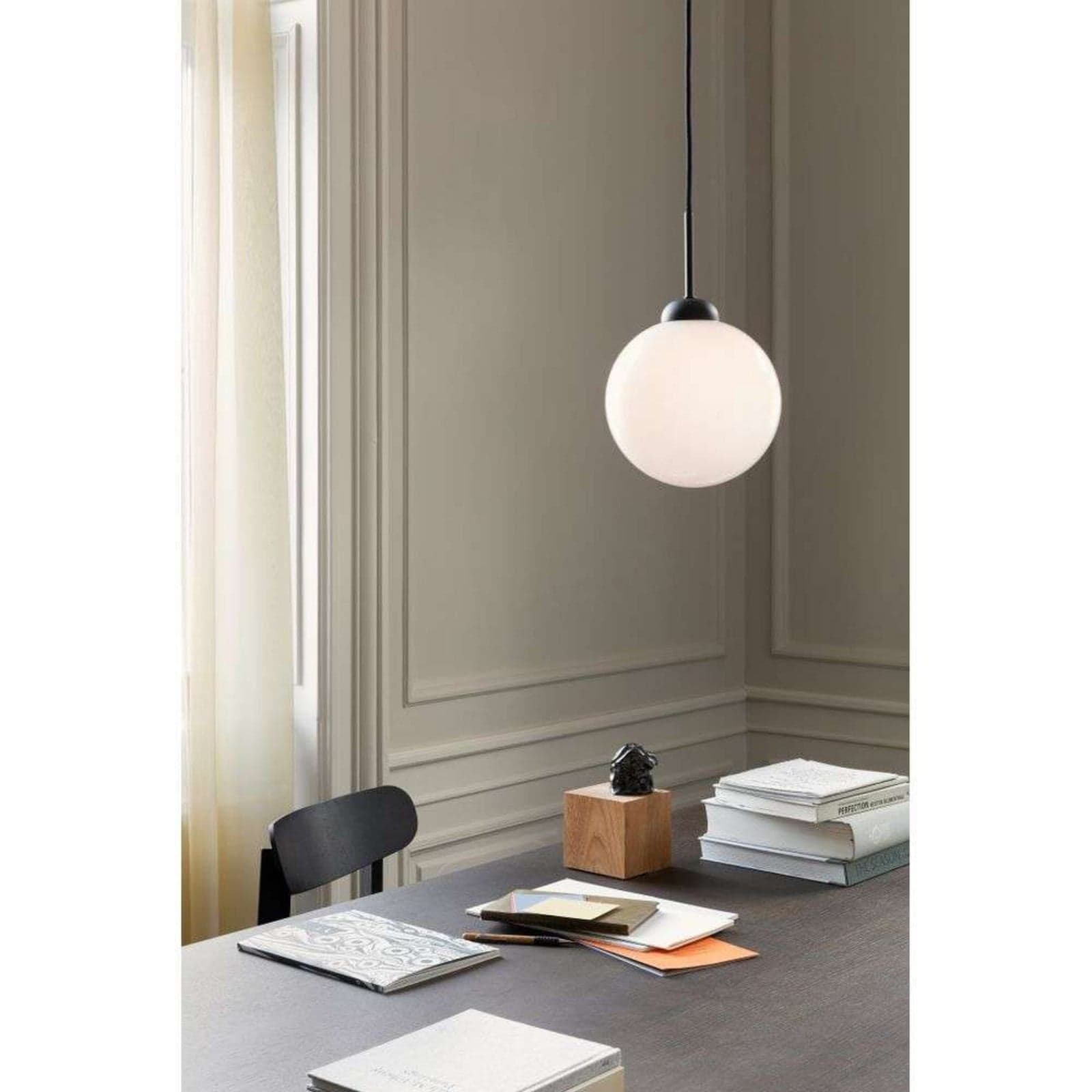 Apiales 1 pendellampe Large, svart/opal, Ø 20 cm - Nuura - Stue - Design - Glass - Med en lyskilde