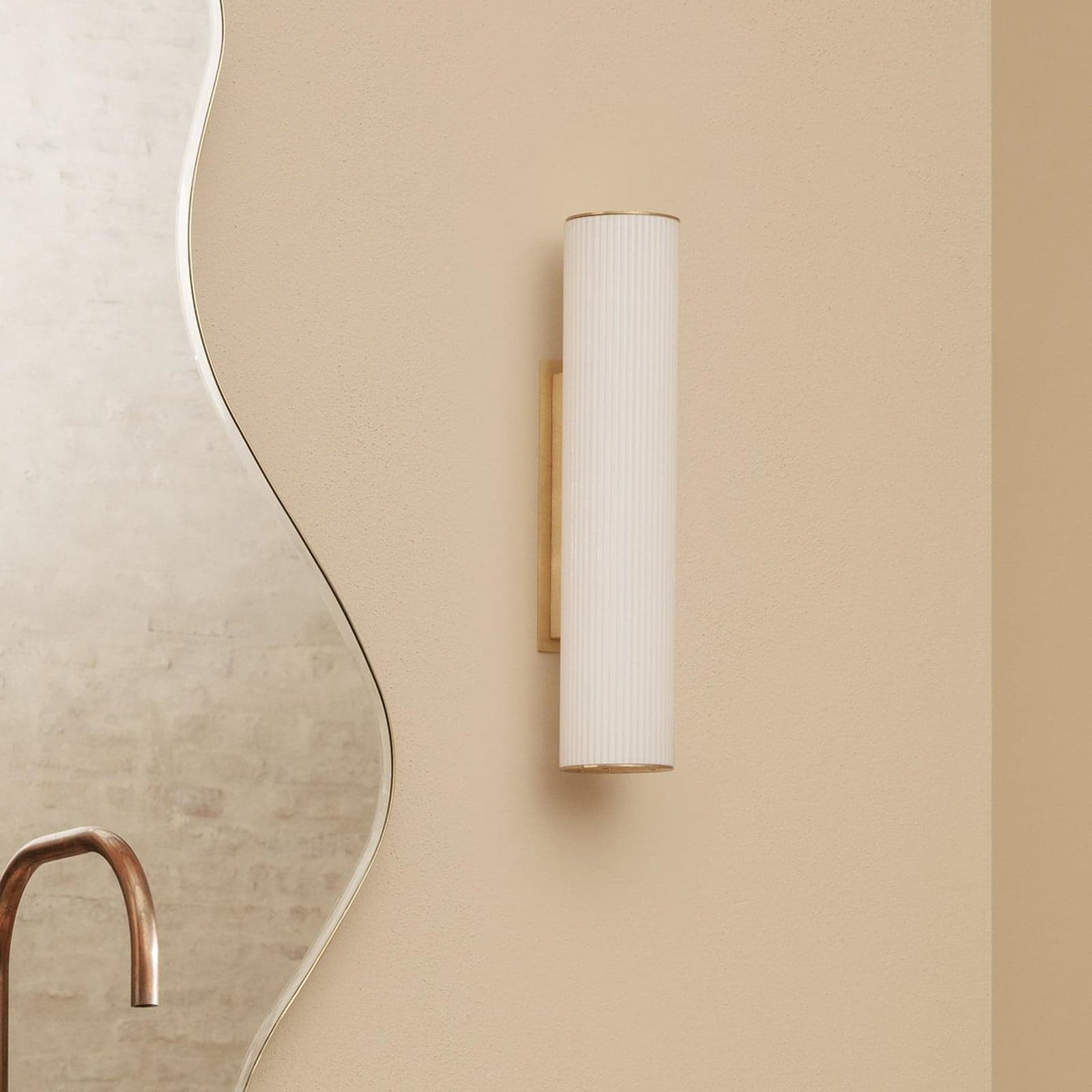 Vuelta Vegglampe 40 White/Brass - Ferm Living Vuelta 40 - Stue - Design - Glass - Med en lyskilde