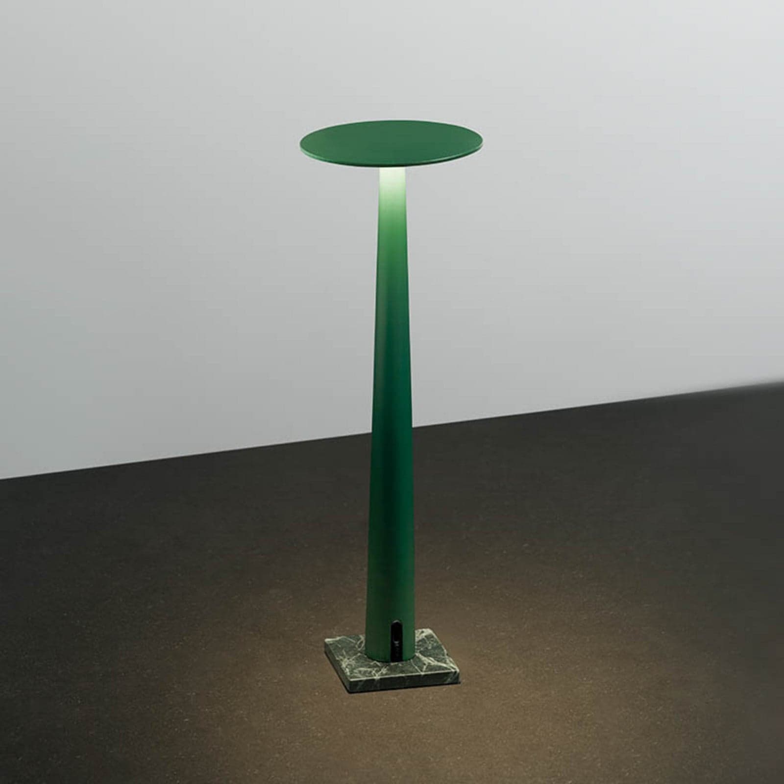Portofino LED-batteridrevet bordlampe, smaragdgrønn, marmor - Nemo Nemo Lighting - Stue - Moderne - Aluminium - Med en lyskilde