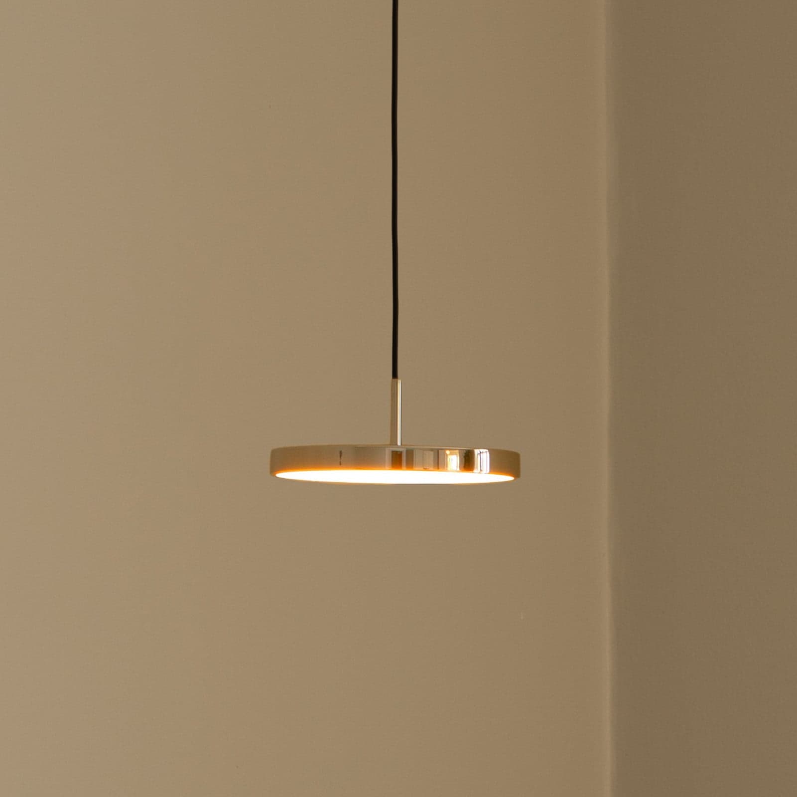 Asteria Micro LED-hengelampe, polert messing, 15 cm - UMAGE - Stue - Design - Metall - Med skjerm