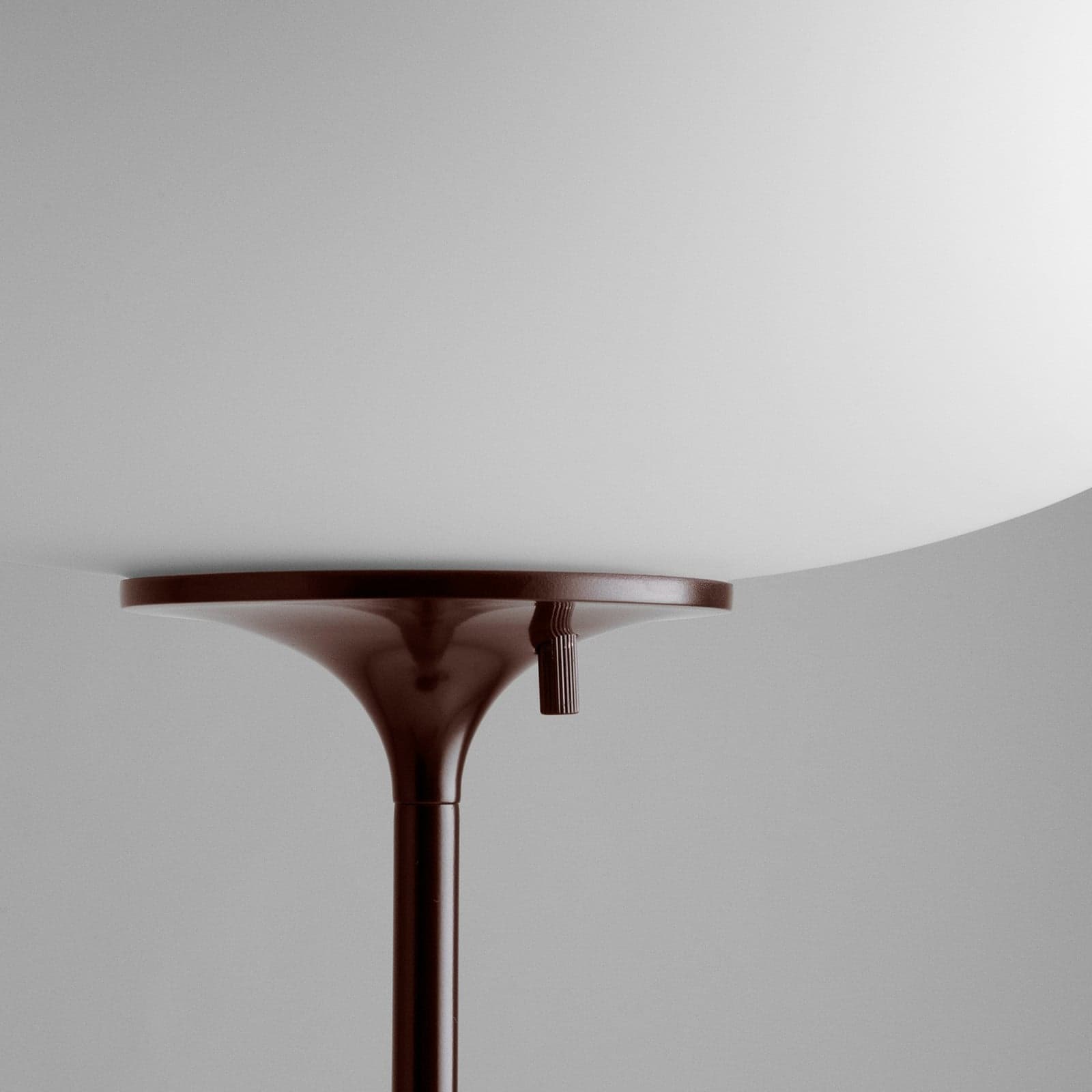 Stemlite gulvlampe, svart-rød, høyde 110 cm, dimbar - Gubi - Stue - Design - Metall - Med en lyskilde