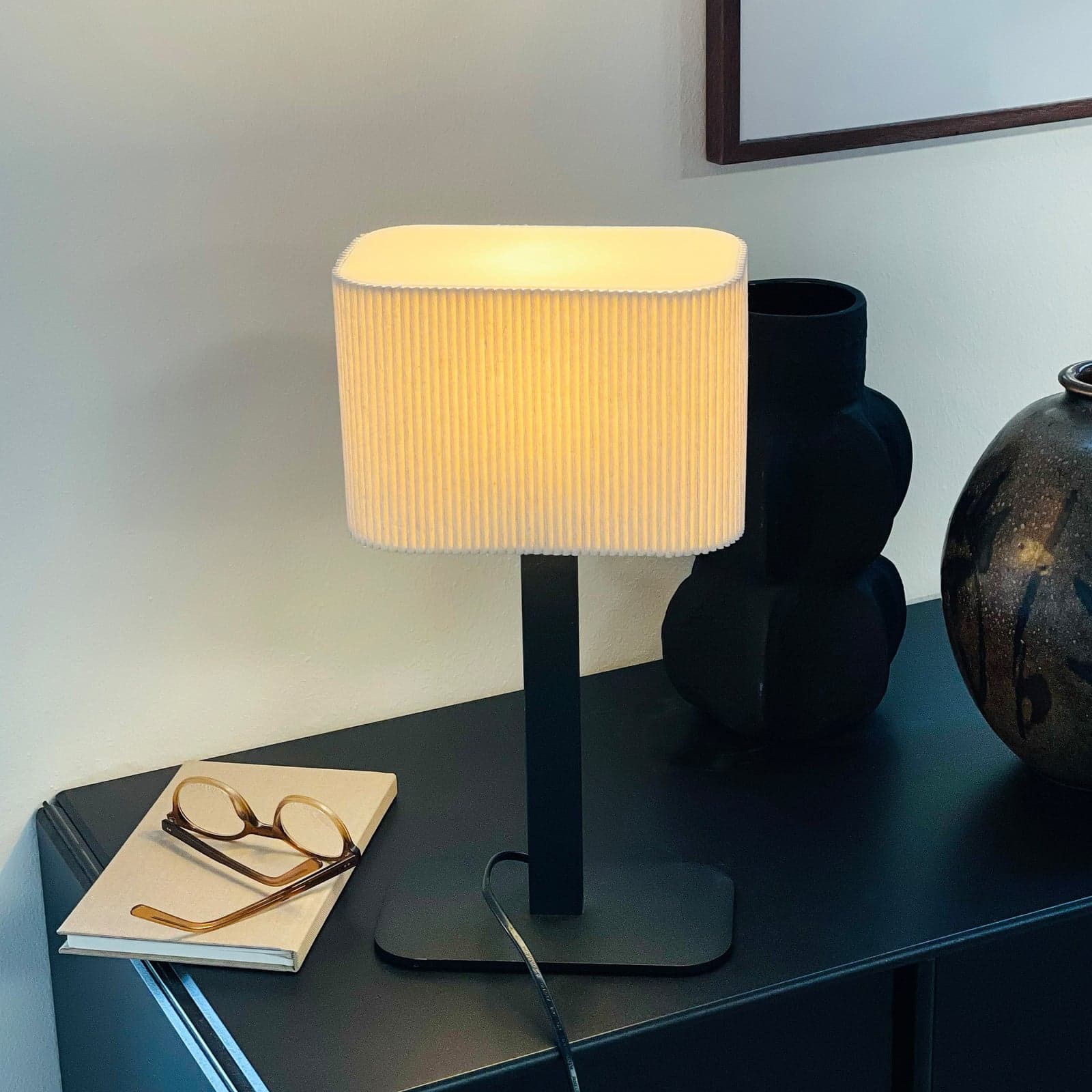 Calix bordlampe natur/svart - DybergLarsen Dyberg Larsen - Stue - Design - Stoff / Tekstil - Med skjerm