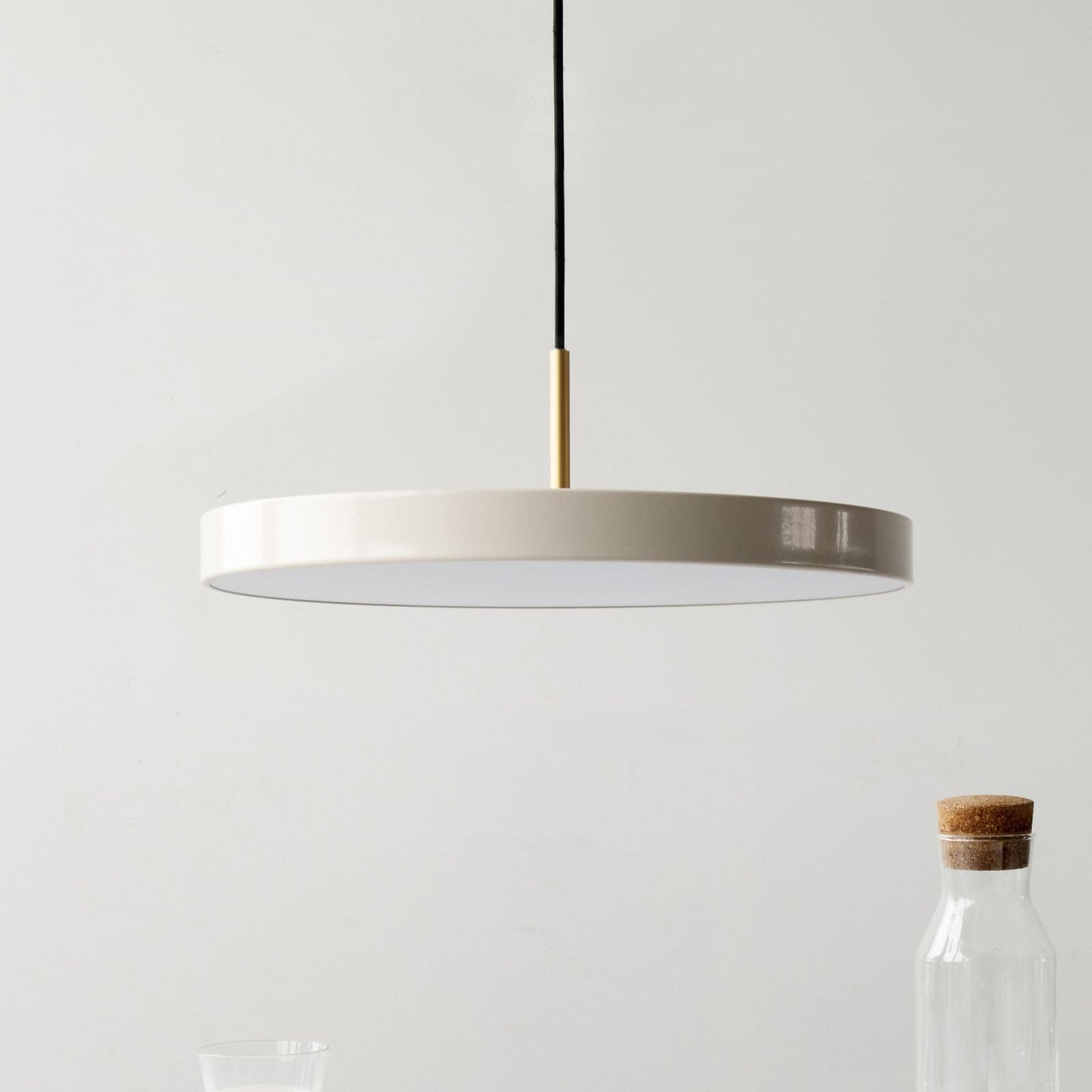 Asteria Medium LED-hengelampe perlemor/messing 43 cm - UMAGE - Stue - Design - Metall - Med en lyskilde