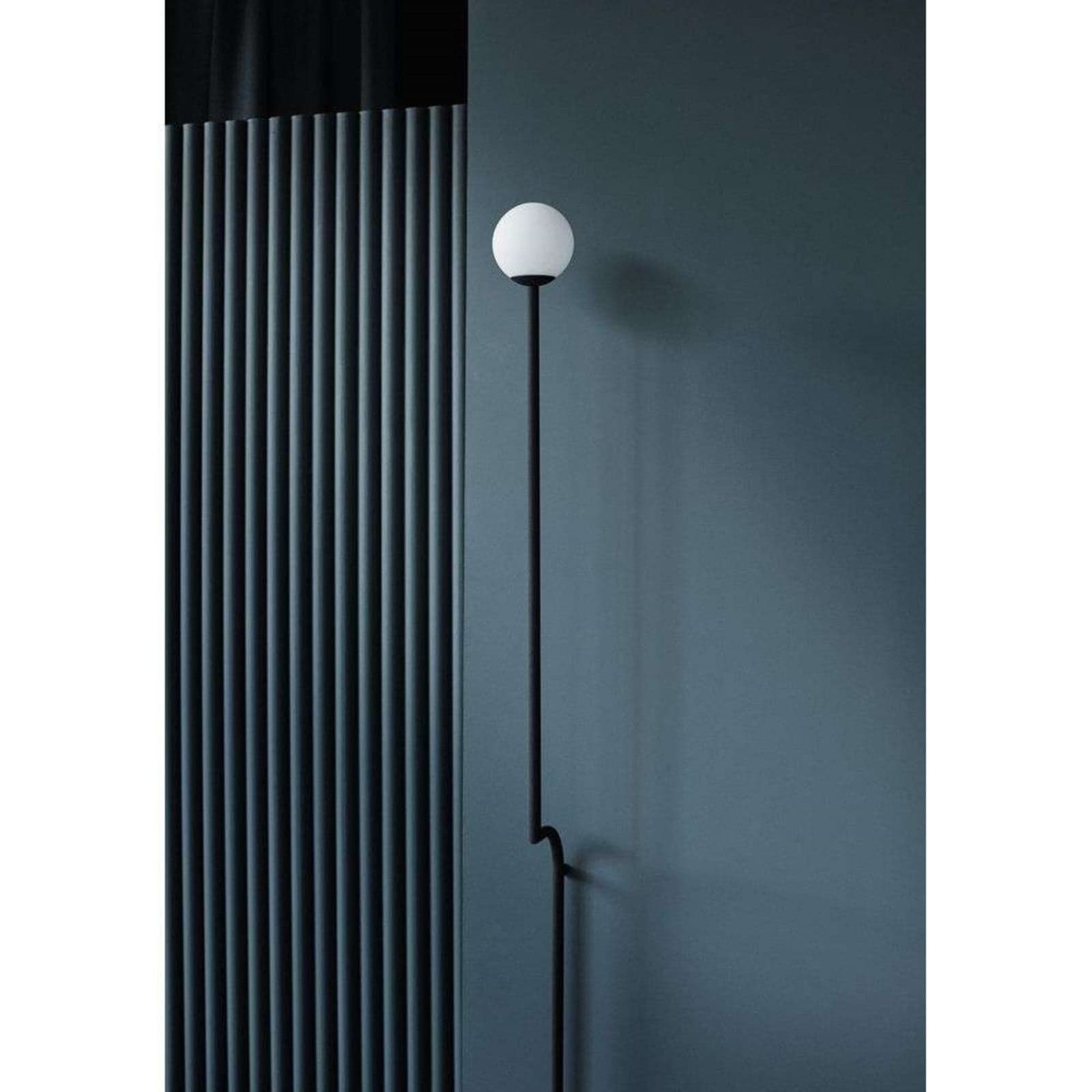 Mobil 150 vegglampe svart/opal – Pholc - Stue - Metall