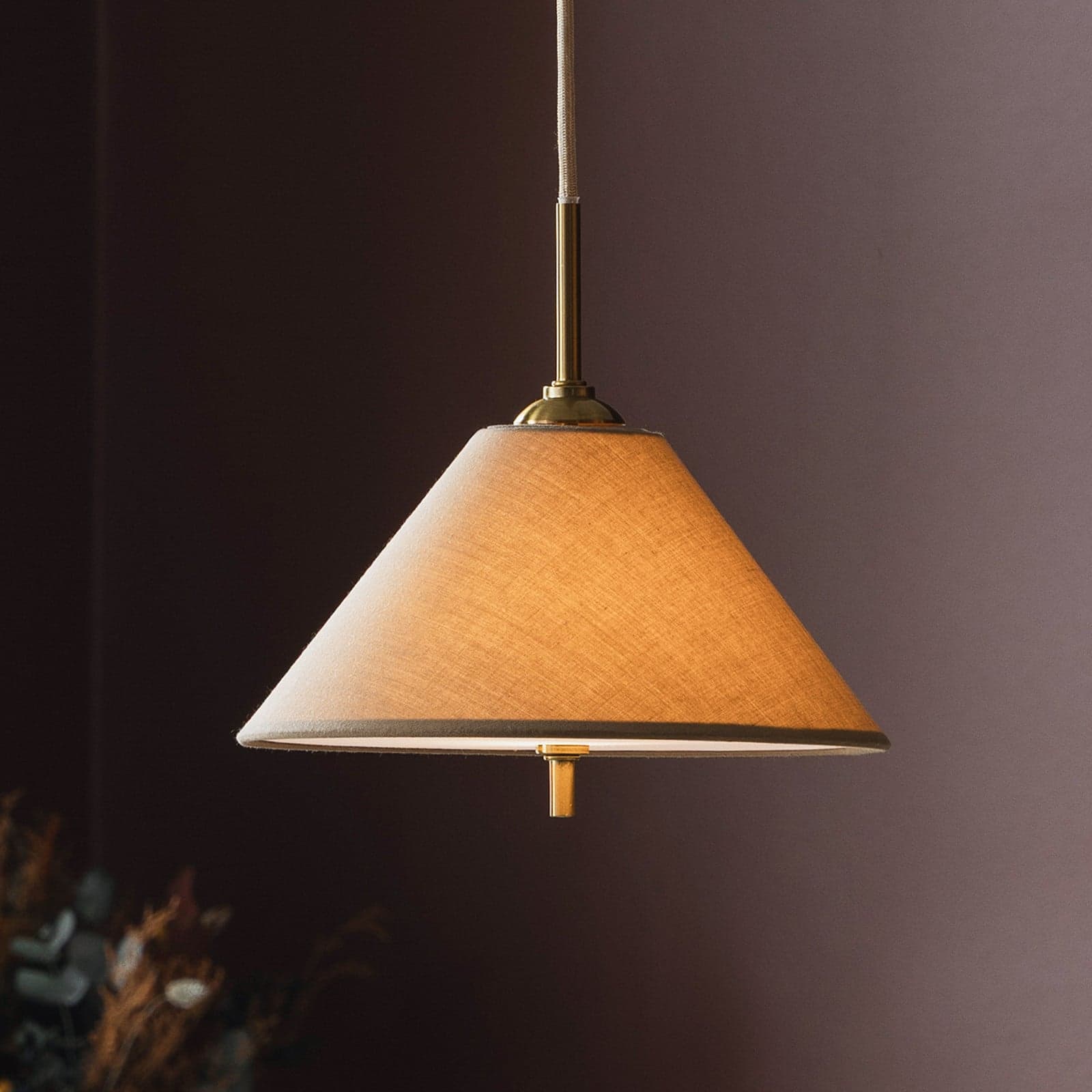 IRIS 25 hengelampe, mokkabrun, Ø 25 cm – Globen Lighting - Stue - Skandinavisk - Stoff / Tekstil - Med skjerm