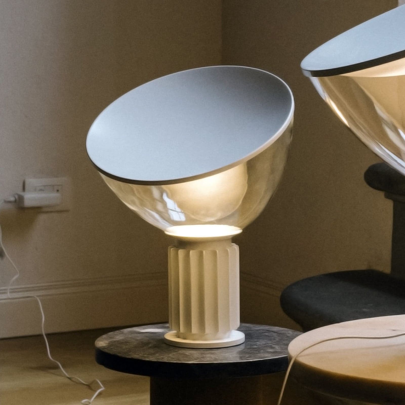 Taccia LED Bordlampe Small White - Flos Taccia small - Stue - Design - Metall - Med en lyskilde