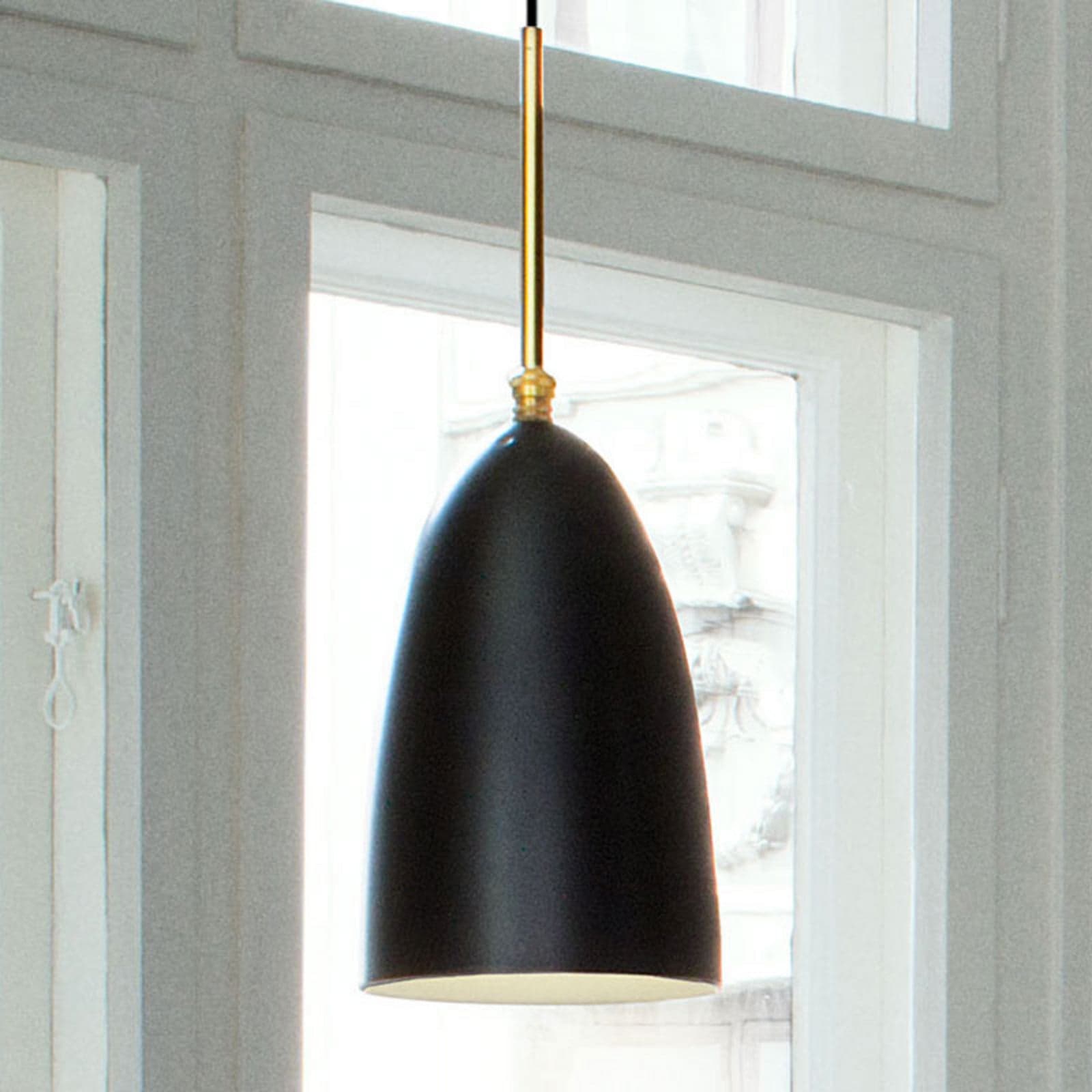 Gräshoppa pendellampe Jet-Black - Gubi - Stue - Design - Metall - Med en lyskilde