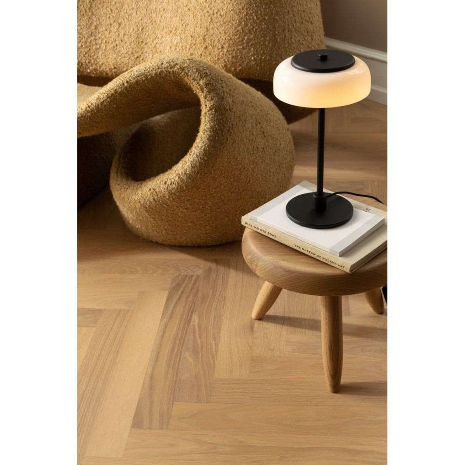 Blossi LED-bordlampe, høyde 31 cm, svart/opal - Nuura Nuura Aps - Stue - Skandinavisk - Metall - Med skjerm