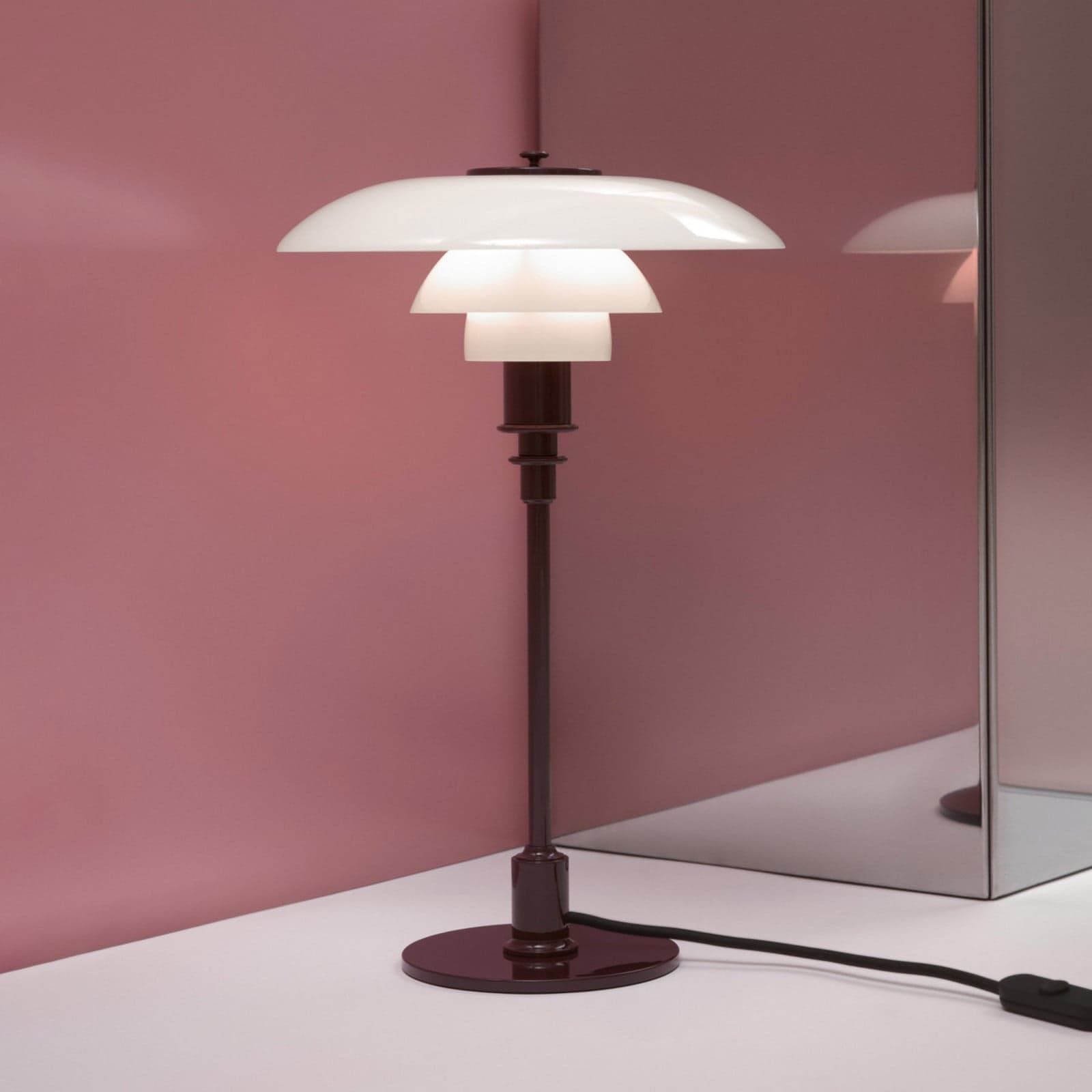 PH 3/2 bordlampe, glansende burgunder, Ø 28 cm – Louis Poulsen - Stue - Design - Glass - Med skjerm