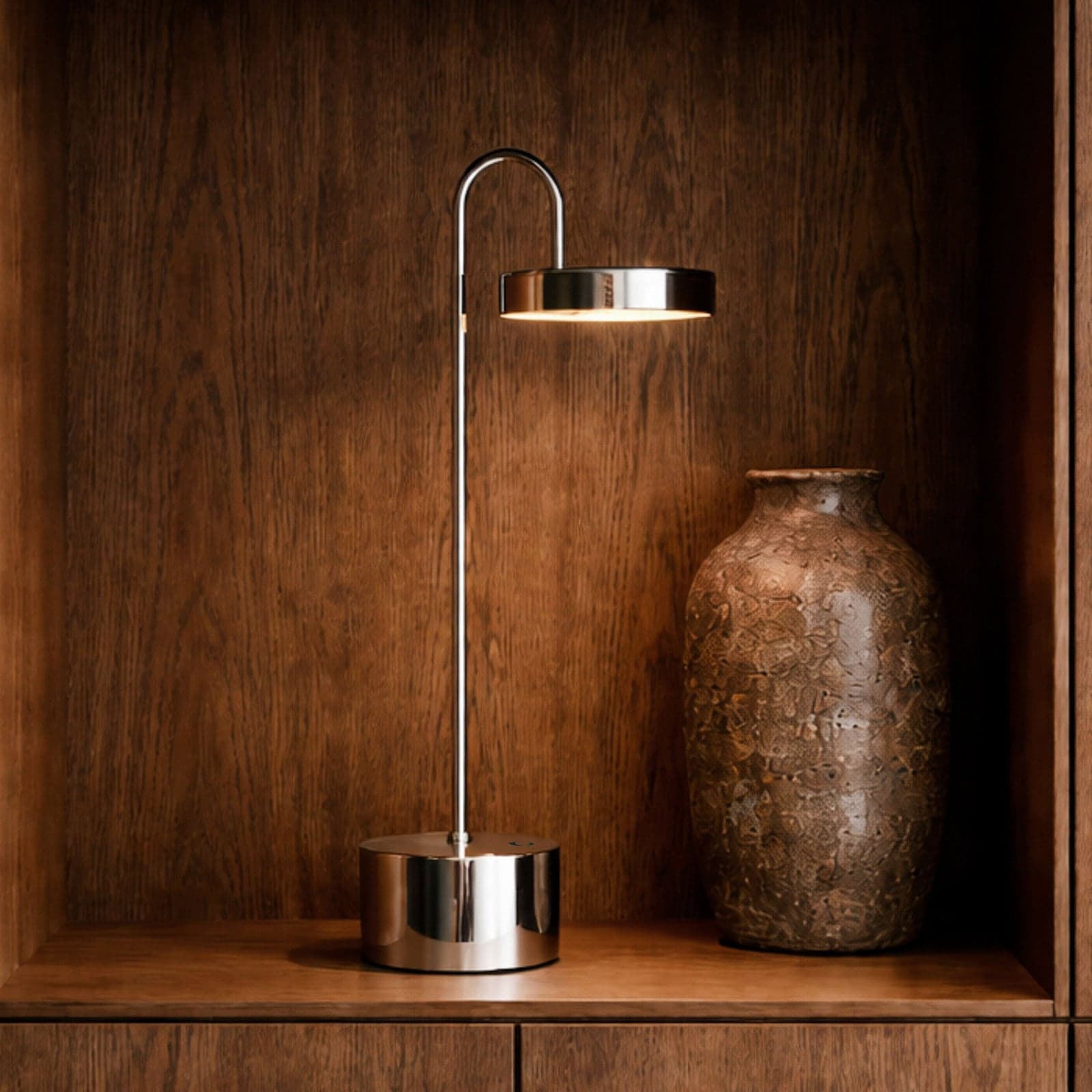 MOOVELIGHT LED-bordlampe med batteri, krom, 35 cm – Dyberg Larsen - Stue - Design - Metall - Med en lyskilde