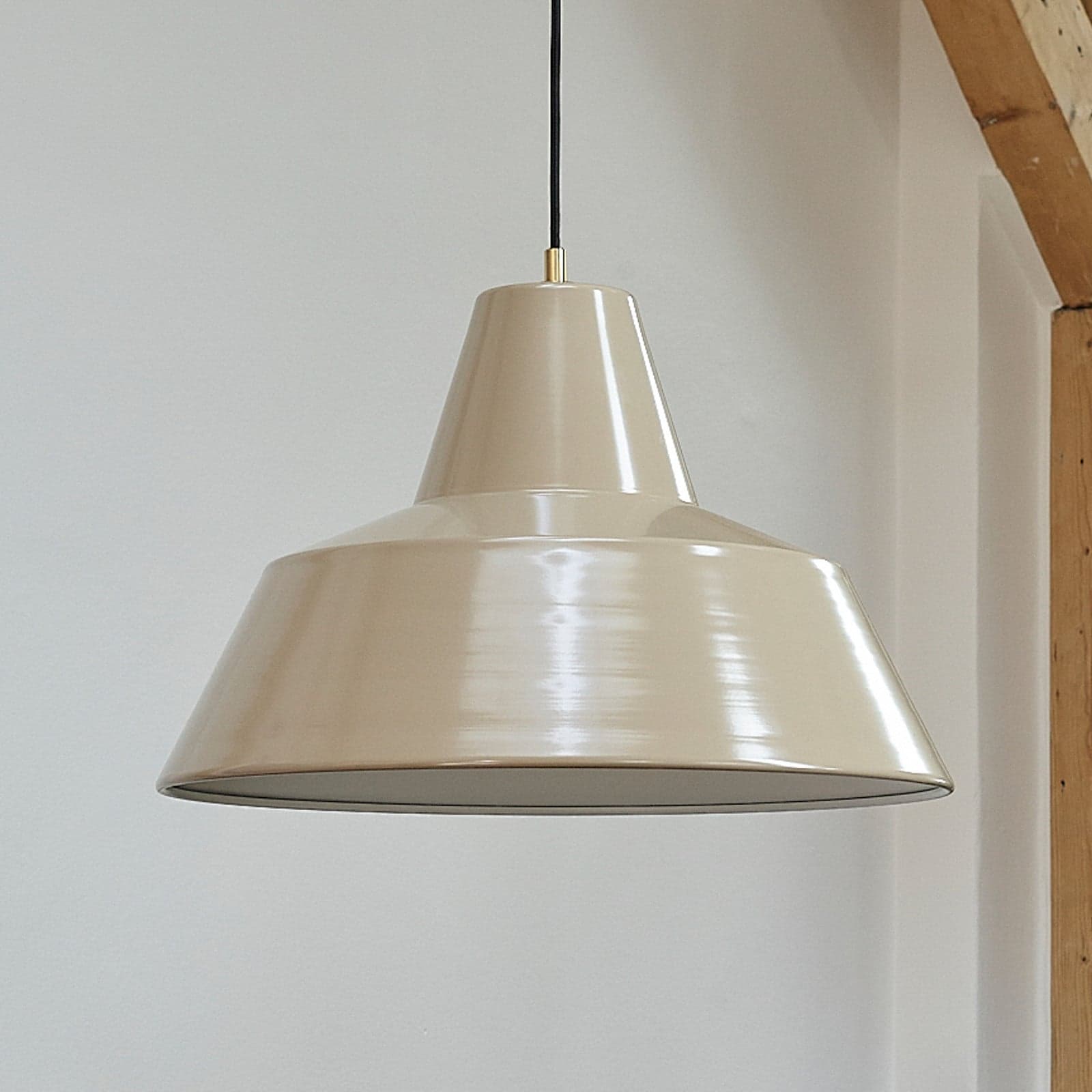Workshop W4 pendellampe, beige, aluminium, E27 – Made By Hand - Spisestue - Design - Med en lyskilde