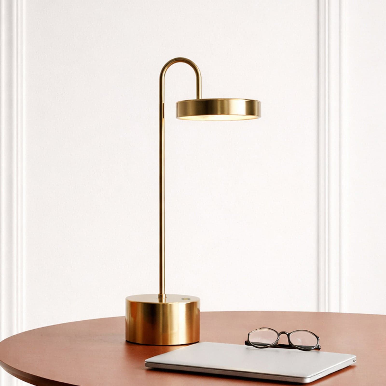 MOOVELIGHT LED-bordlampe med batteri, messing, 35 cm – Dyberg Larsen - Stue - Design - Metall - Med en lyskilde