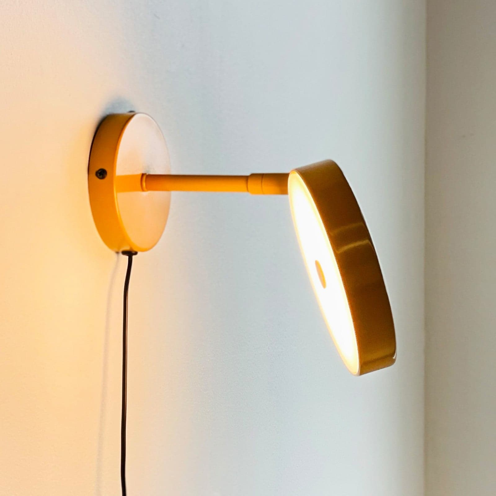 Starlight LED-vegglampe, gul, Ø 14 cm, dimbar - Dyberg Larsen - Stue - Design - Metall - Med skjerm