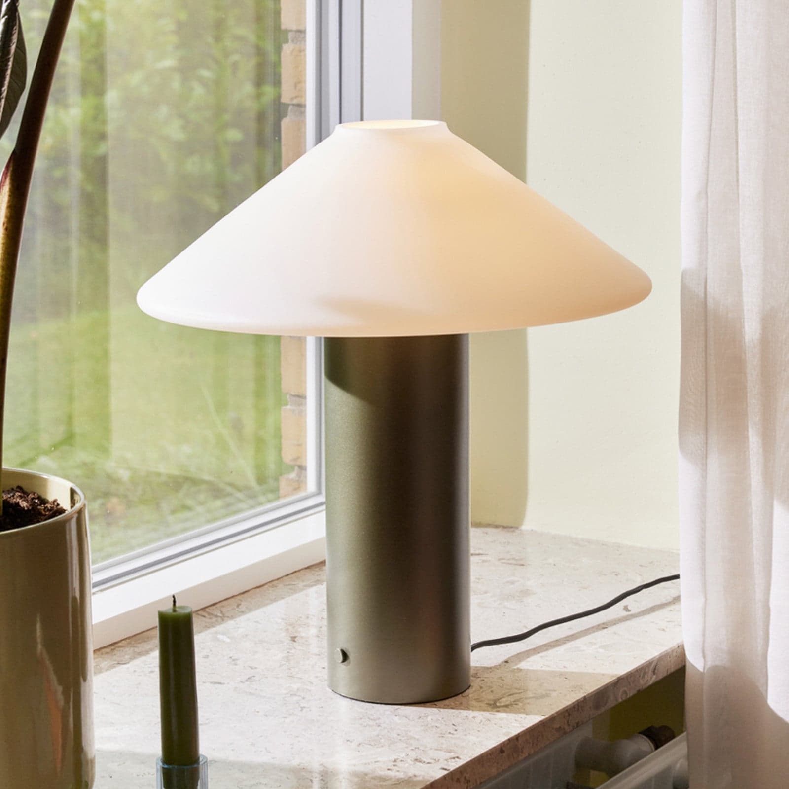 Orbit Bordlampe Dark Green - Hübsch - Stue - Design - Metall - Med en lyskilde