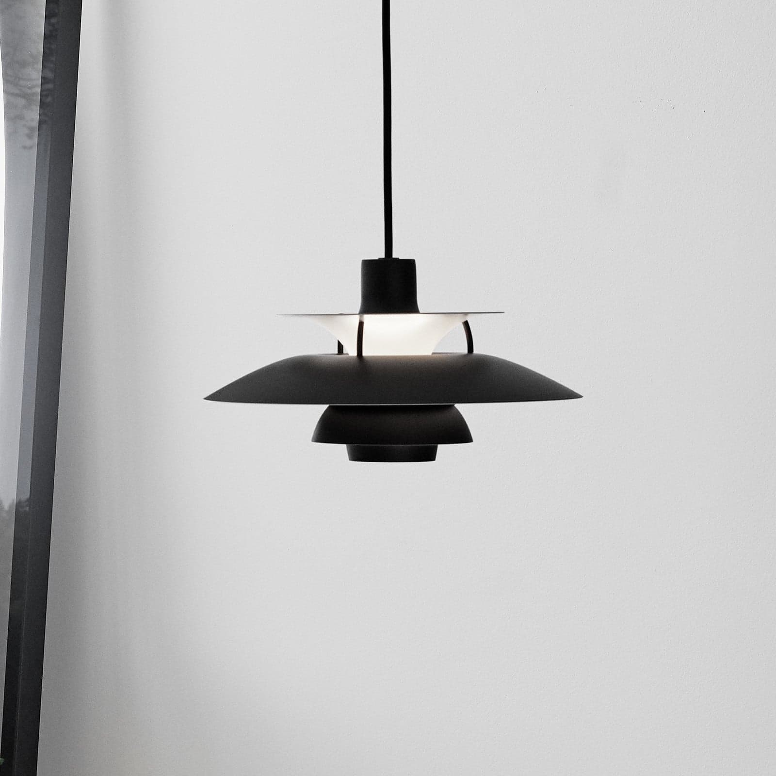 PH 5 300 pendellampe Monochrome Black – Louis Poulsen - Stue - Design - Metall - Med en lyskilde