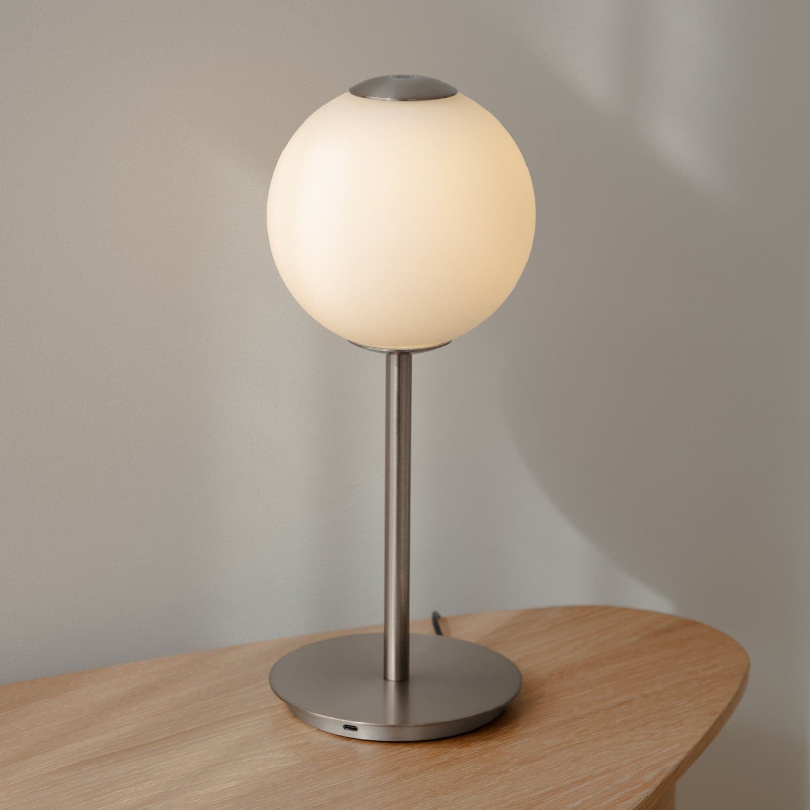 Audrey LED-bordlampe, stålfarget, høyde 37 cm - UMAGE - Stue - Design - Metall - Med en lyskilde