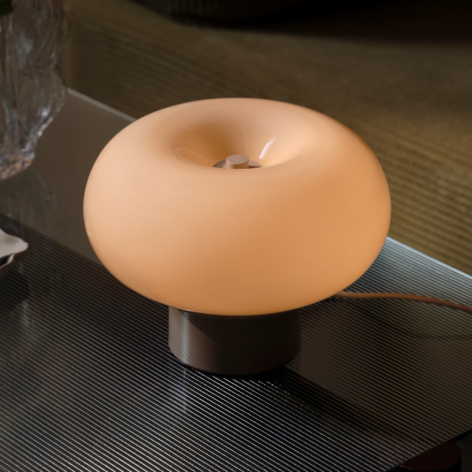 Malti bordlampe, glass, beige, Ø 27,5 cm, E27 – Nordlux - Stue - Med en lyskilde