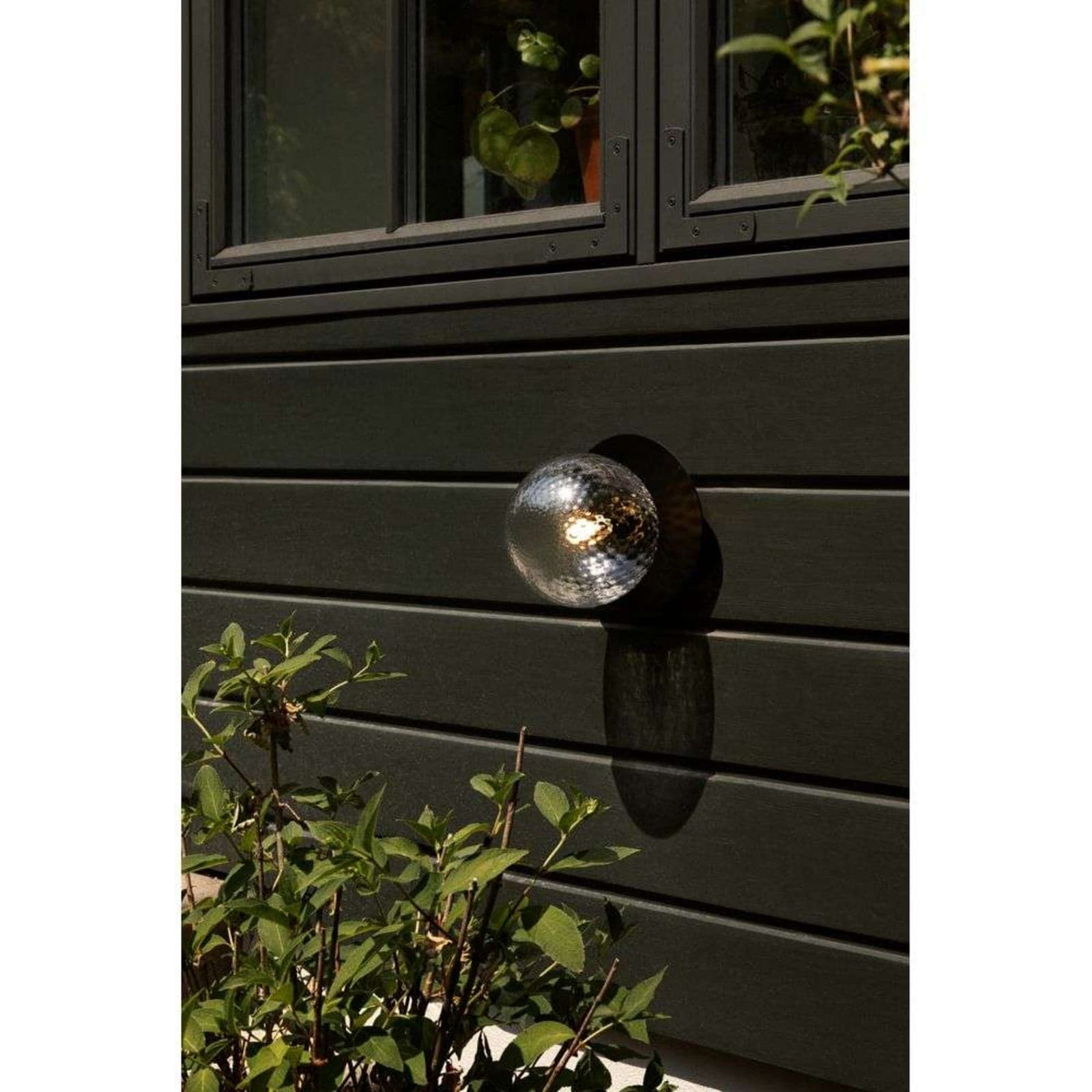 Utendørs vegglampe Liila, svart/klar, Ø 16,5 cm, IP54 - Nuura Nuura Aps - Terrasse - Skandinavisk - Metall - Med en lyskilde