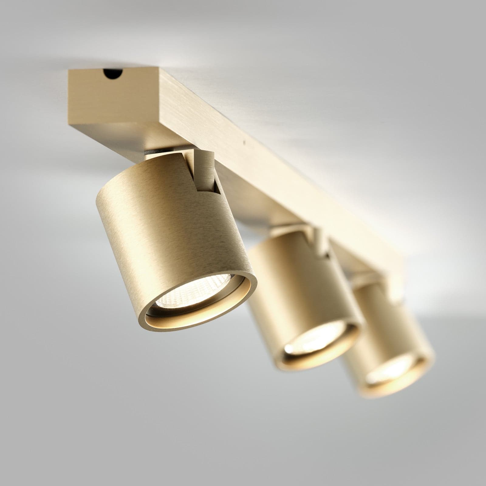 Focus L900 LED-spot messing, 90 cm, CCT, 3 lyskilder - Light-Point - Entré - Design - Aluminium - Med flere lyskilder