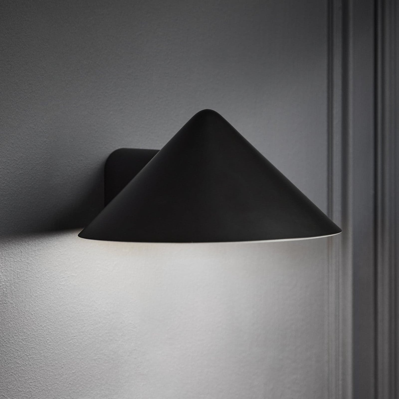 Grasp LED-akkubevæpnet vegglampe, svart - FRANDSEN - Stue - Design - Rustfritt stål - Med en lyskilde
