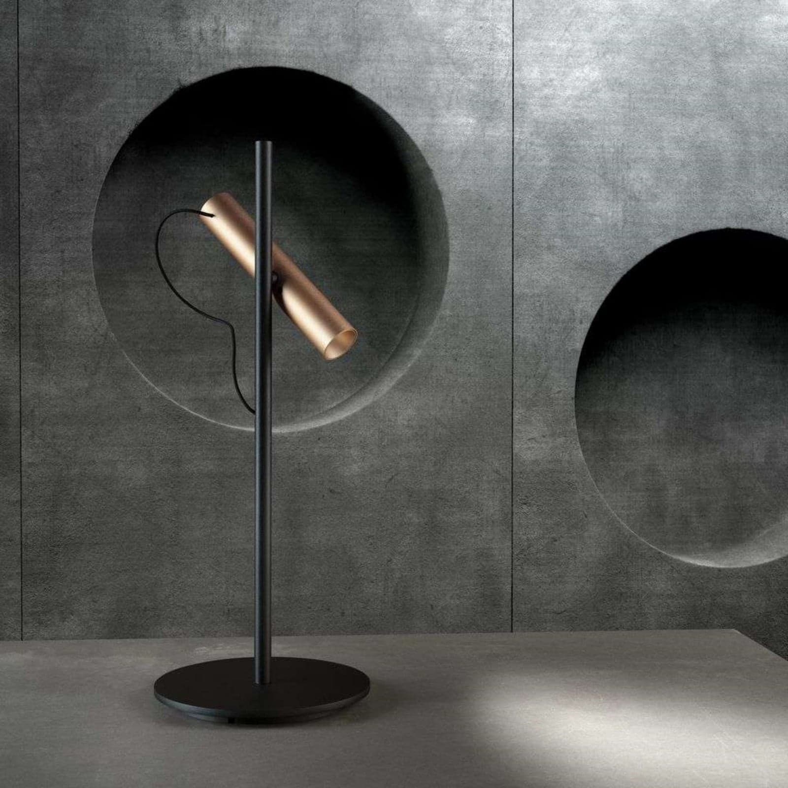 Spirit T1 Bordlampe Dim Rose Gull/Svart - LIGHT-POINT - Stue - Aluminium