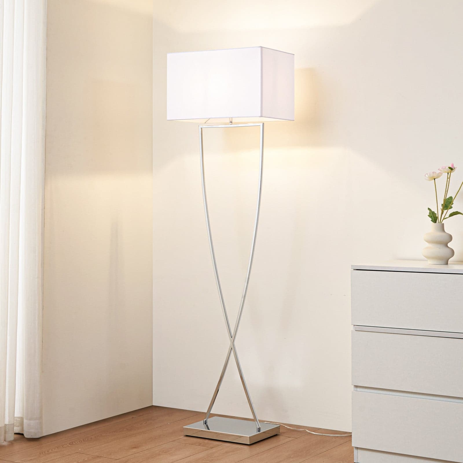 Evaine Gulvlampe Chrome/White - Lucande - Stue - Moderne - Metall - Med skjerm