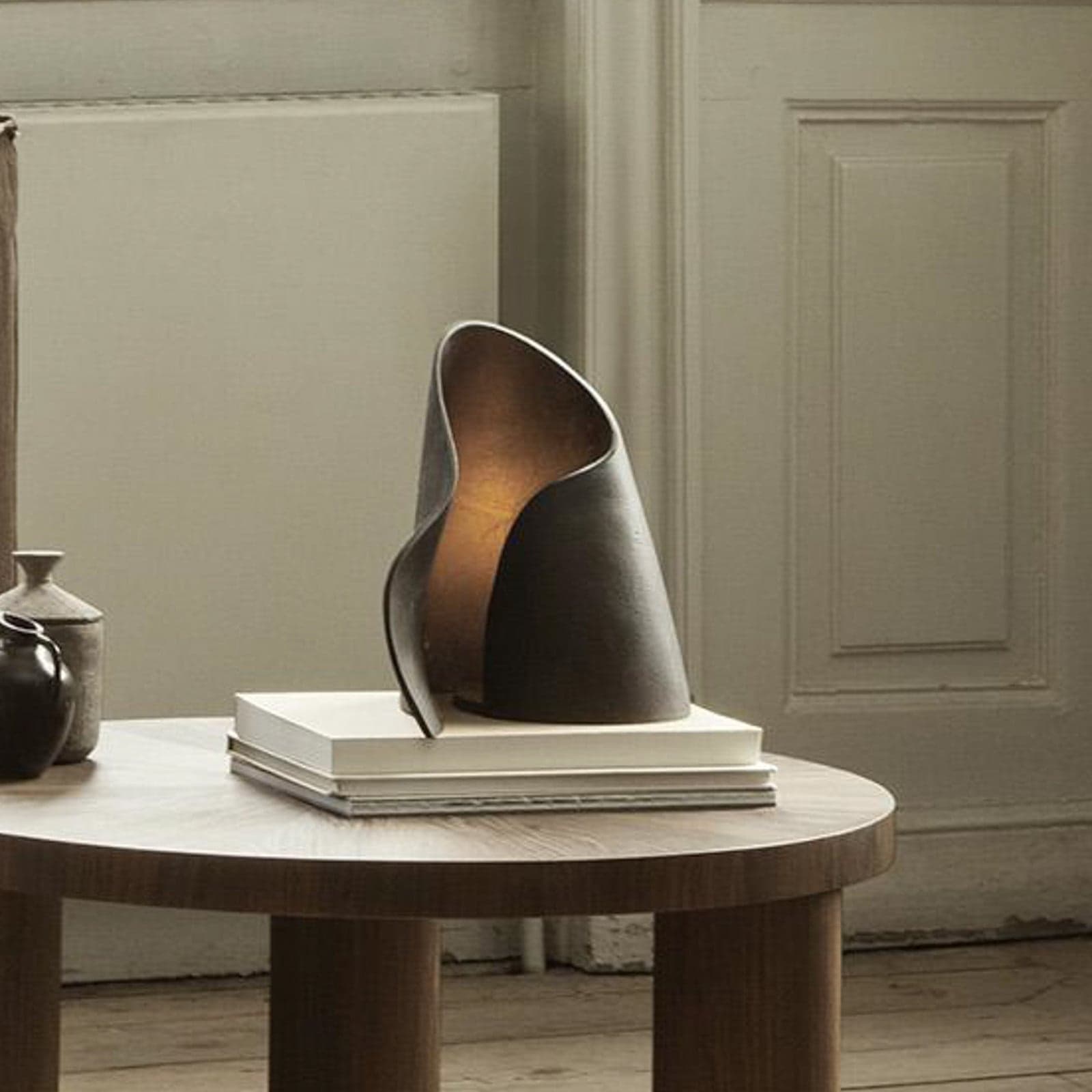Oyster Bordlampe Black - Ferm Living - Stue - Design - Aluminium - Med en lyskilde
