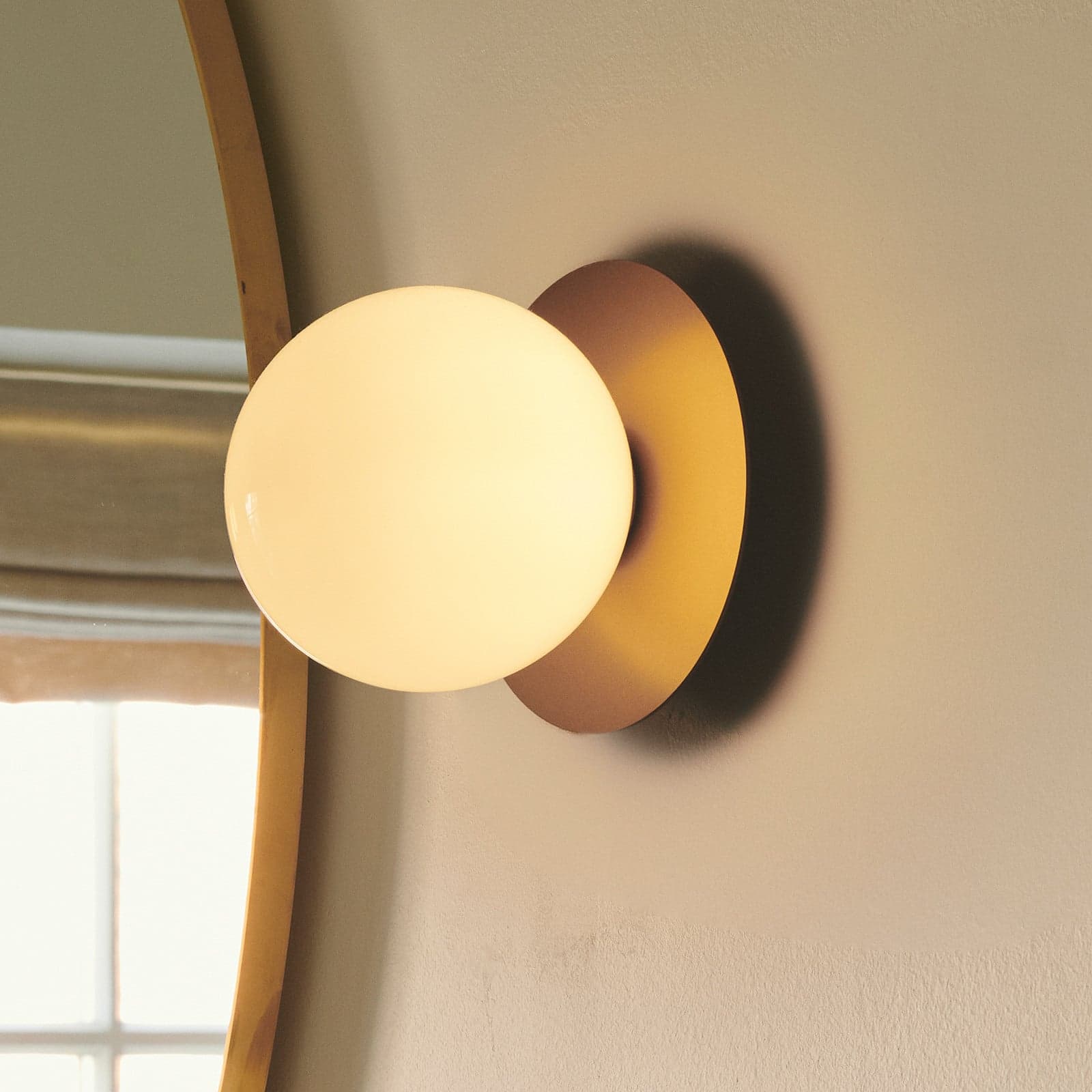 Liila 1 Medium vegglampe, gull/hvit, IP44, G9 – Nuura Nuura Aps - Stue - Design - Glass - Kule