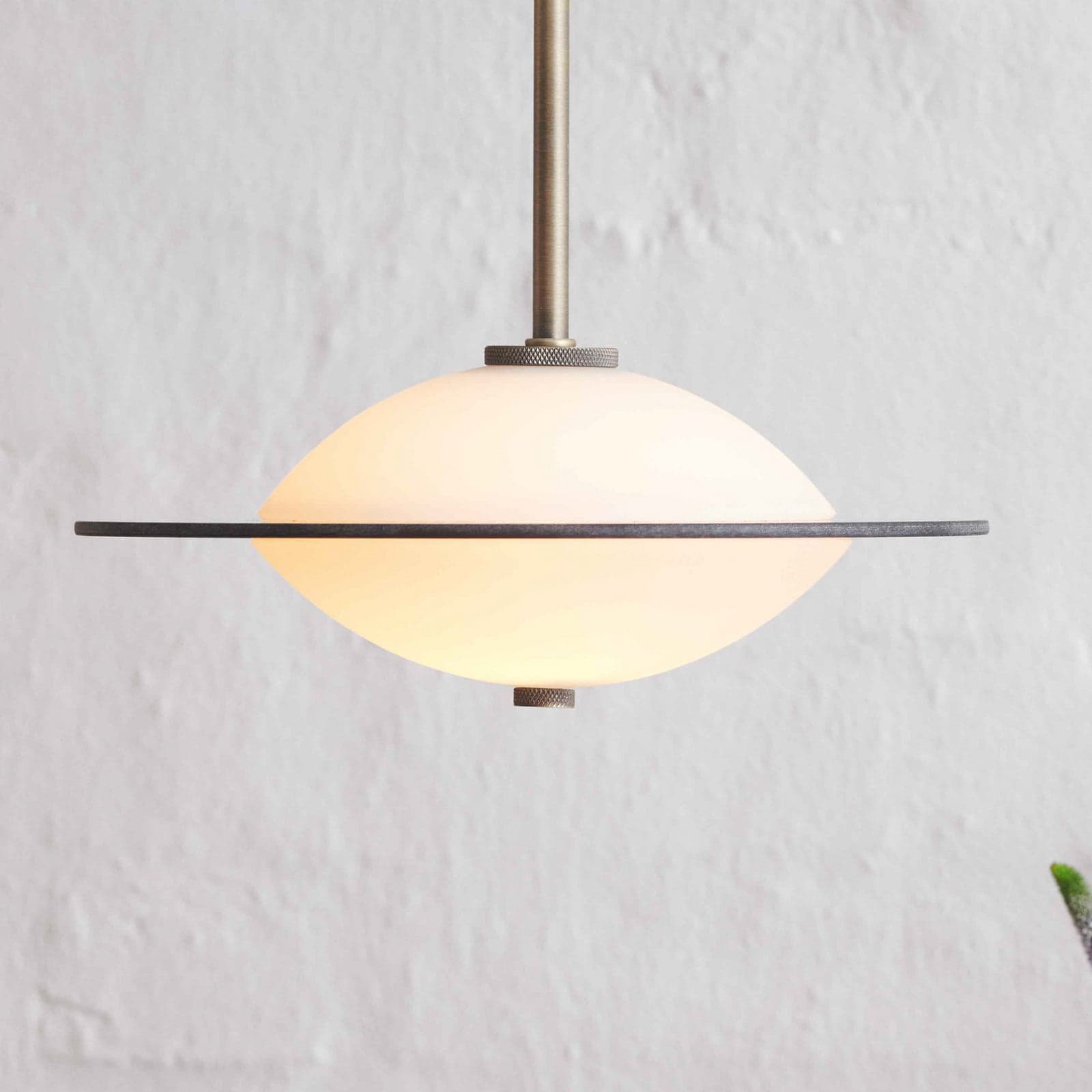 ORBIT hengelampe, antikkmessing/opal, Ø 24 cm glass – Halo Design - Stue - Med en lyskilde