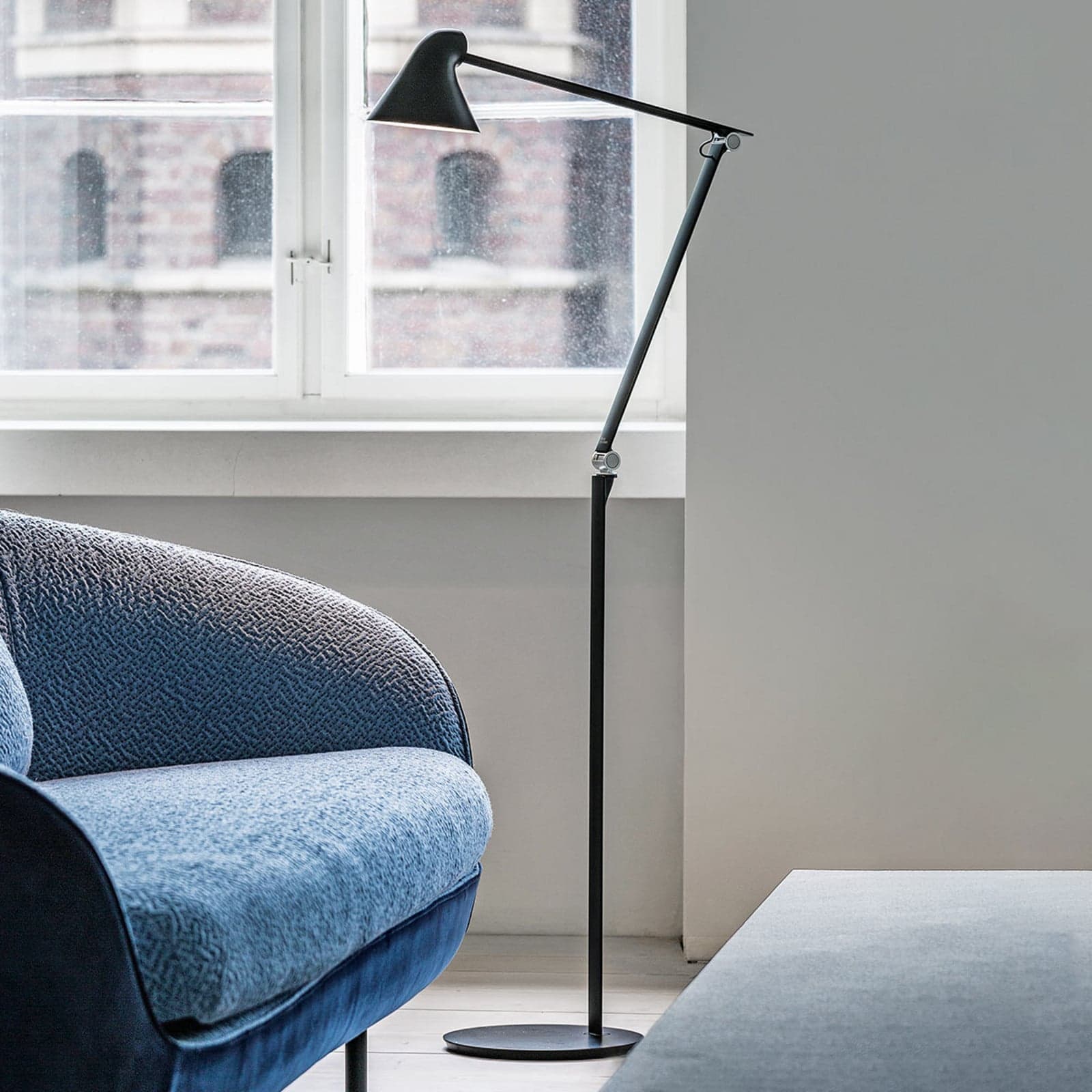 NJP Gulvlampe Svart - Louis Poulsen - Stue - Design - Metall - Med skjerm