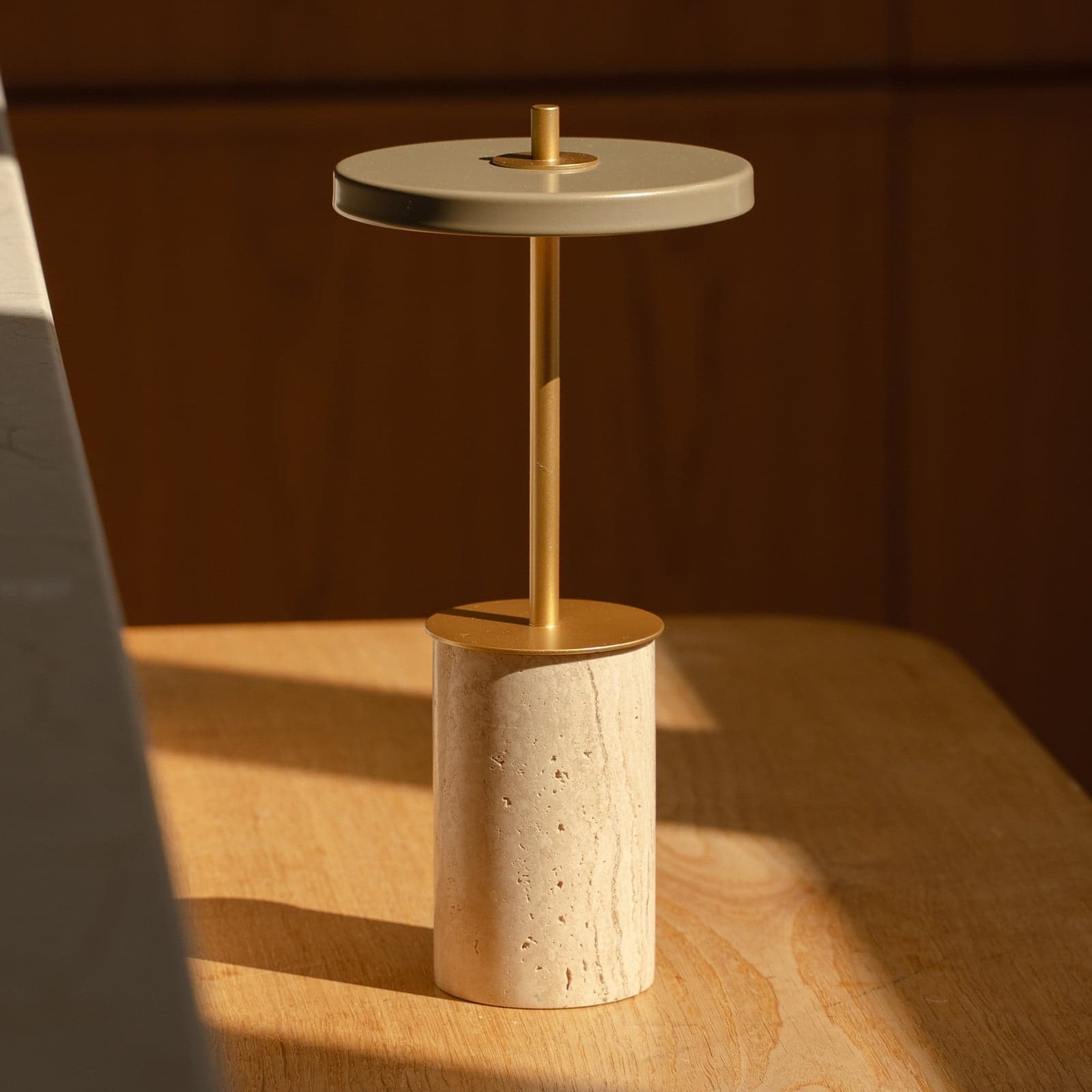 Asteria MOVE MINI batteridrevet lampe travertin/messing IP44 - UMAGE - Stue - Design - Marmor - Med skjerm