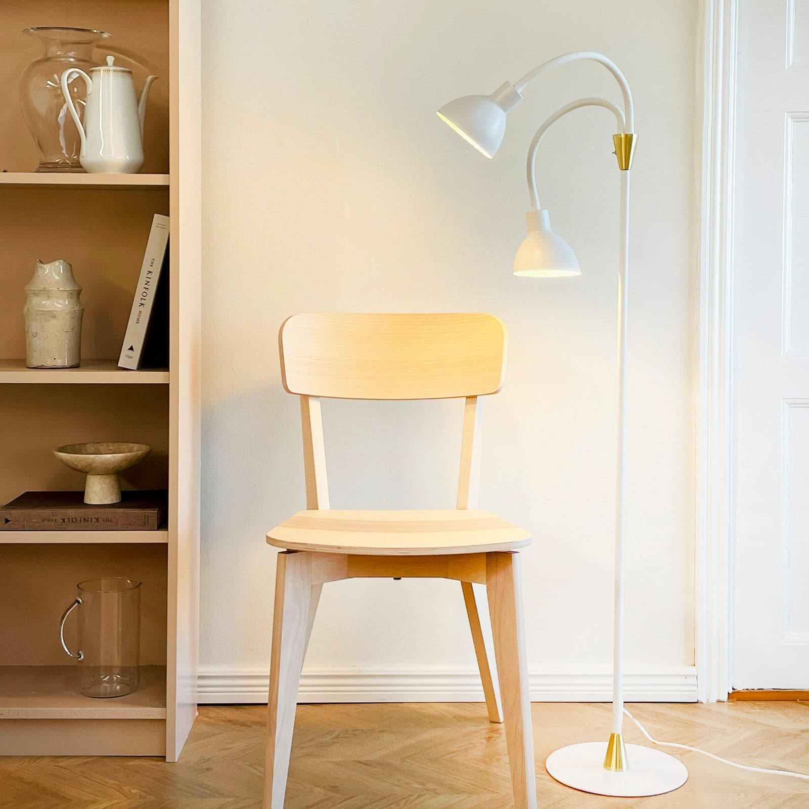 Lilje gulvlampe hvit/messing – DybergLarsen Dyberg Larsen - Stue - Design - Metall - Med skjerm