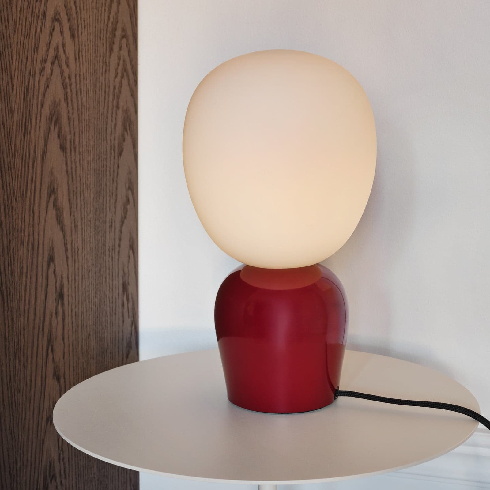 Buddy bordlampe, rød, metall/glass, høyde 33,5 cm - Belid - Stue - Design - Kule