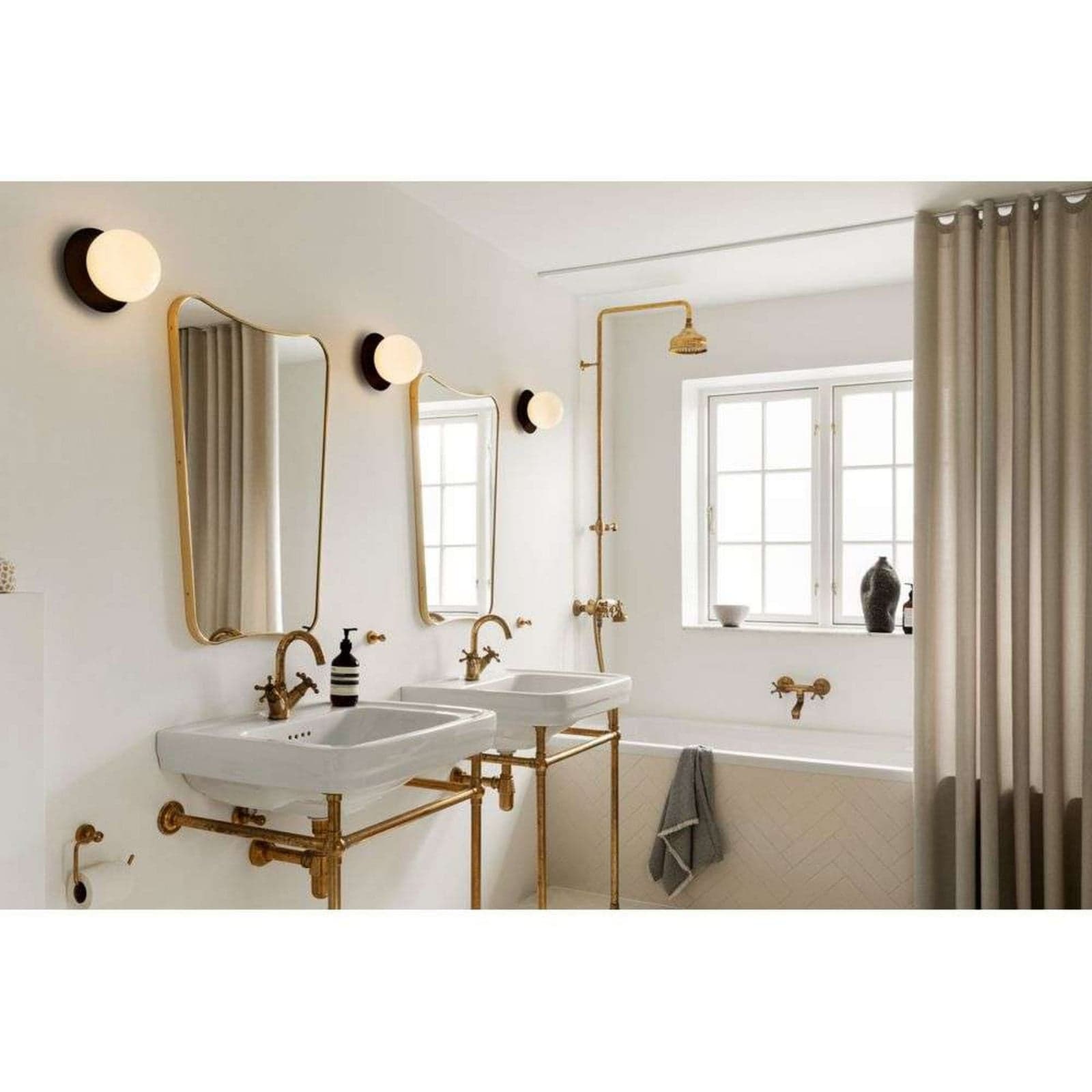 Liila 1 Medium vegglampe, svart/opal, IP 44, G9 – Nuura Nuura Aps - Bad - Design - Metall - Kule