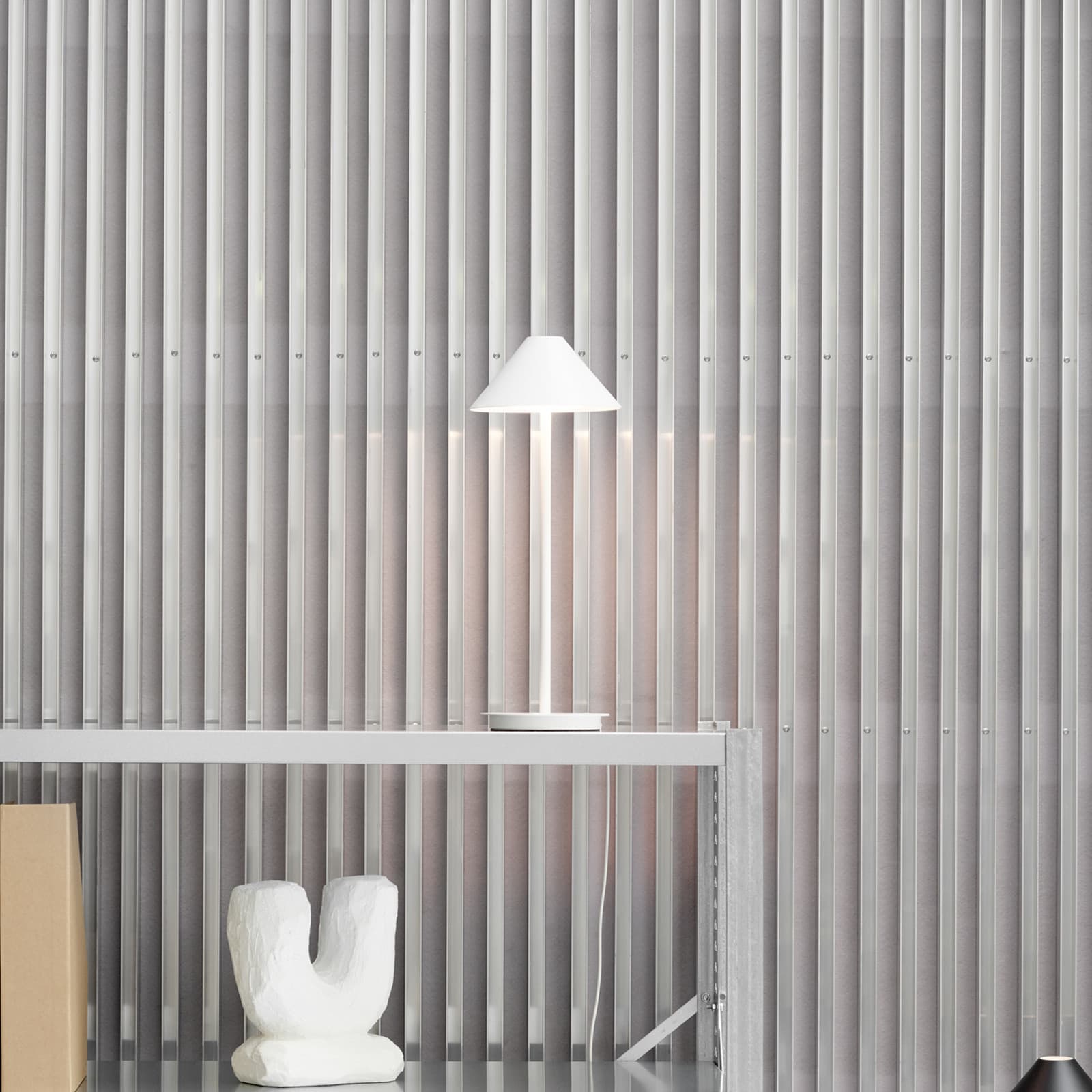 Keglen LED-bordlampe, hvit, CCT, dimbar - Louis Poulsen - Stue - Design - Metall - Med skjerm