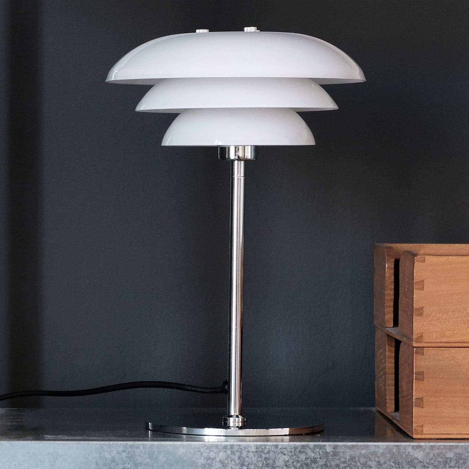 DL20 Opal Bordlampe - Dyberg Larsen - Stue - Skandinavisk - Metall - Med skjerm