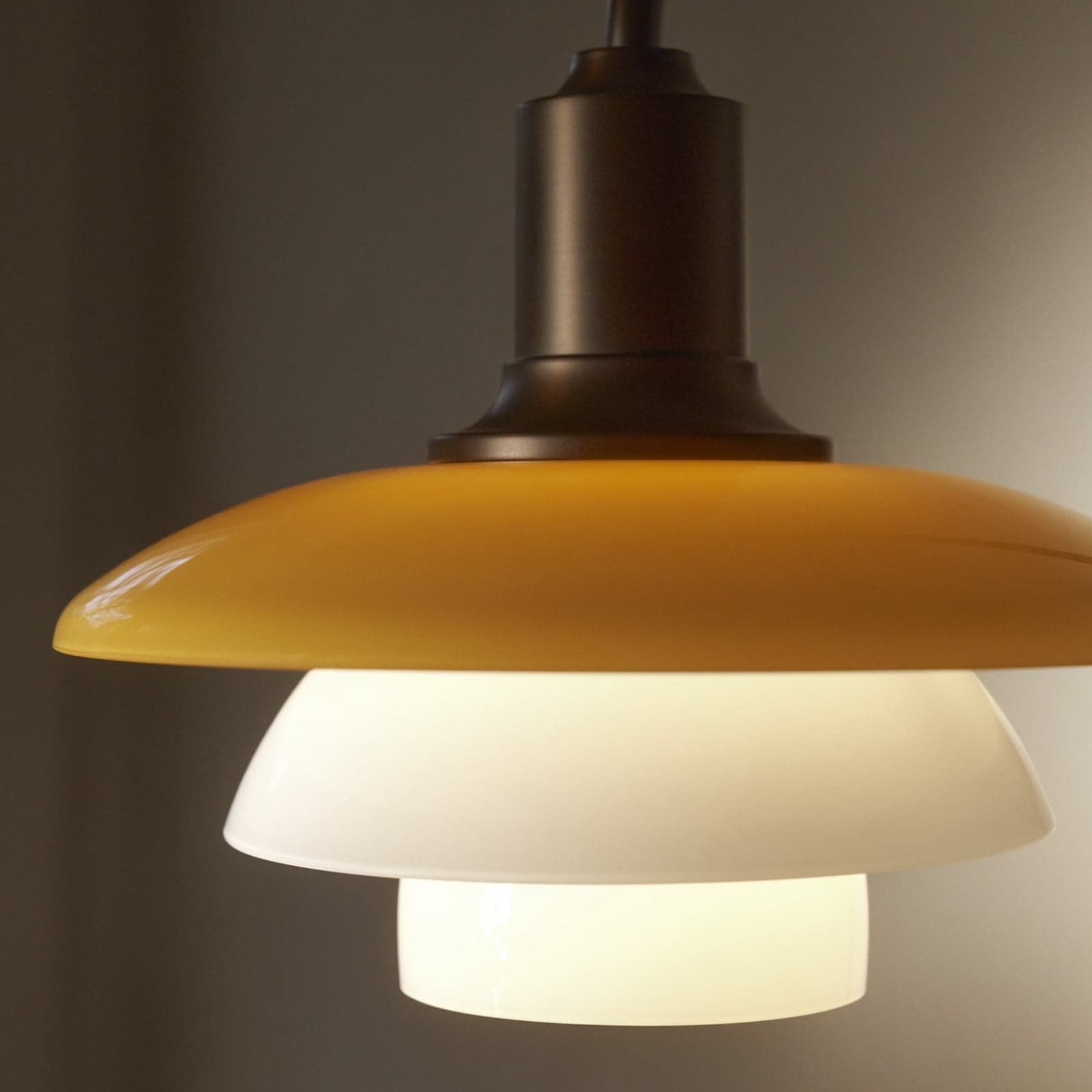 Vegglampe PH 2/2, utstrekning 32 cm, ravfarget/hvit – Louis Poulsen - Stue - Design - Glass - Med skjerm