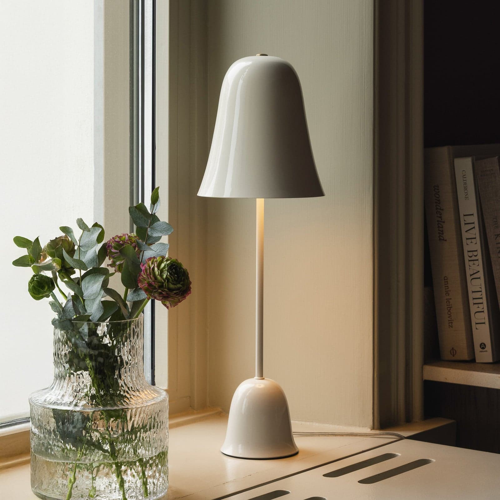 Blåklockan bordlampe, elfenben, høyde 56 cm – Globen Lighting - Stue - Skandinavisk - Metall - Med skjerm