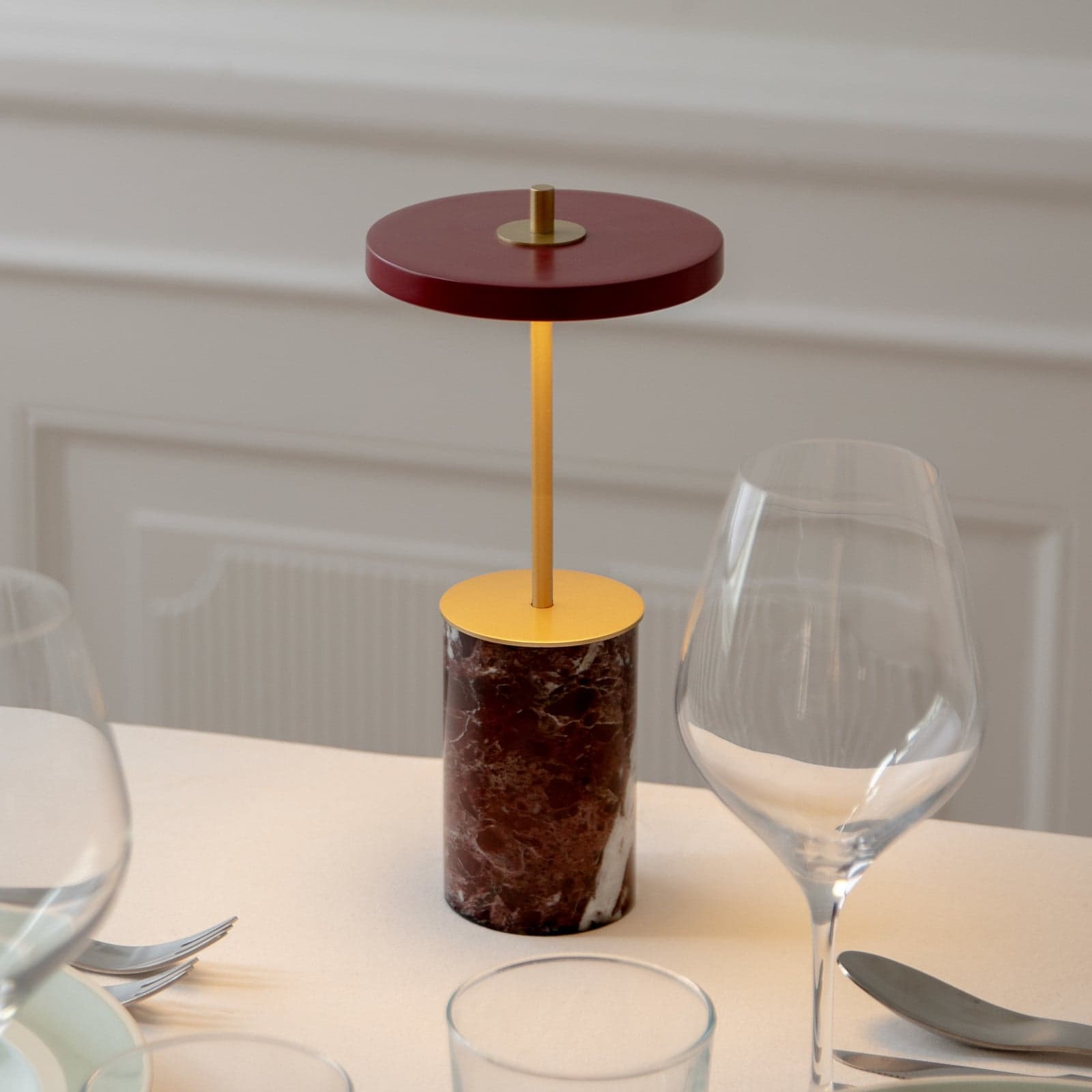 Asteria Move Portable Bordlampe Mini Red Marble - UMAGE Asteria Move Mini - Terrasse - Design - Stein - Med skjerm