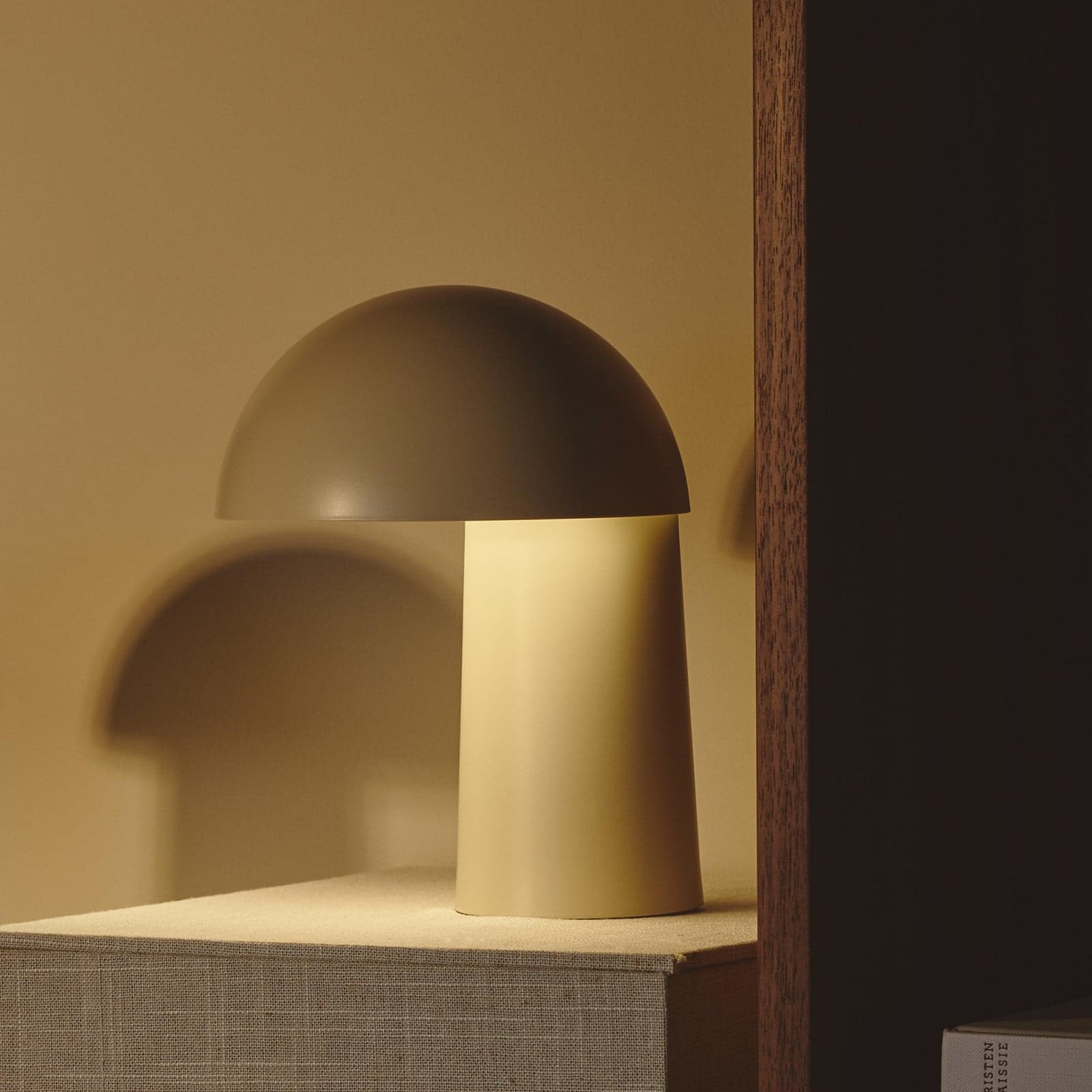 Faye bærbar bordlampe beige - DFTP Faye Portable DFTP by Nordlux - Stue - Skandinavisk - Metall - Med skjerm