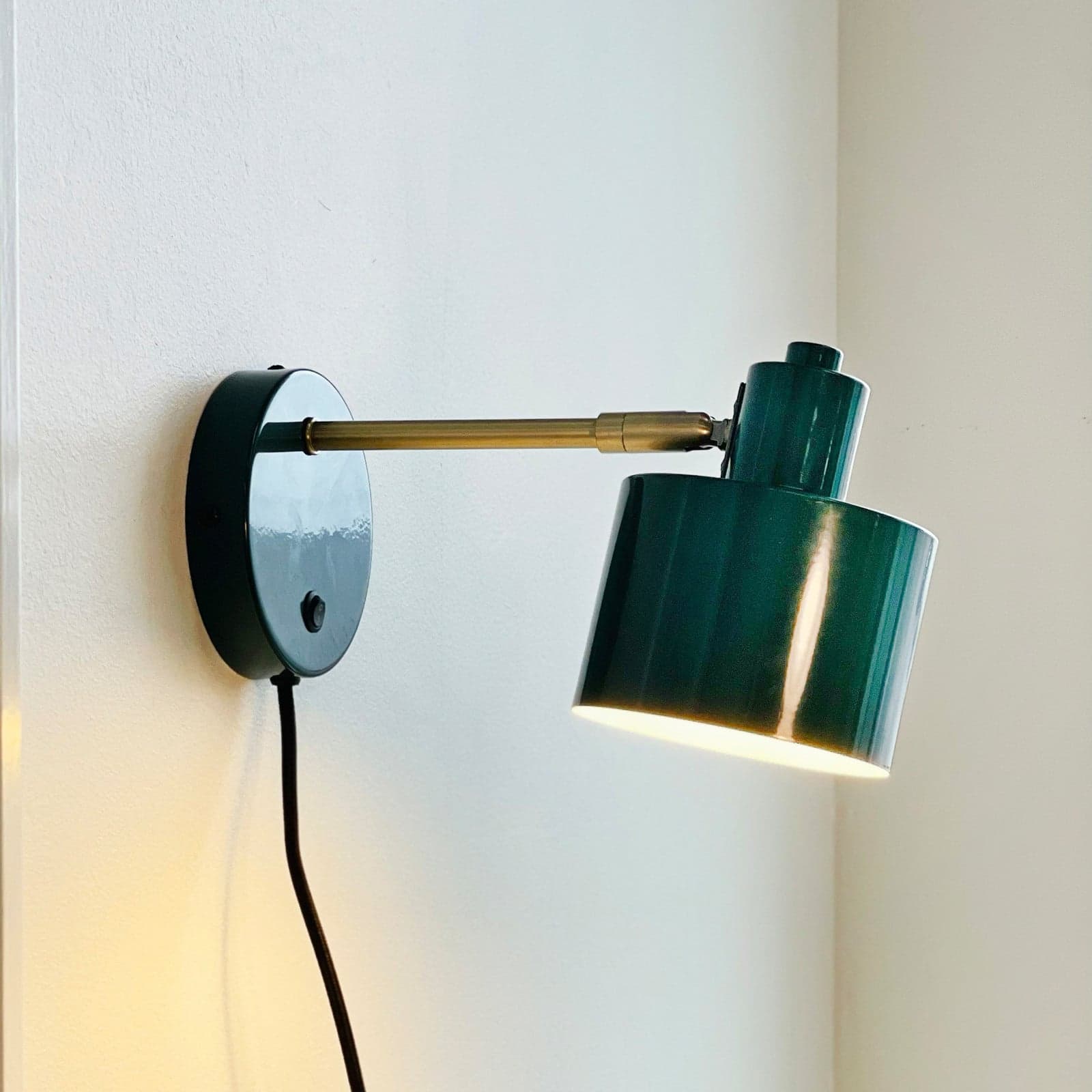 Ocean vegglampe mørkegrønn/messing - DybergLarsen Dyberg Larsen - Stue - Design - Metall - Med en lyskilde
