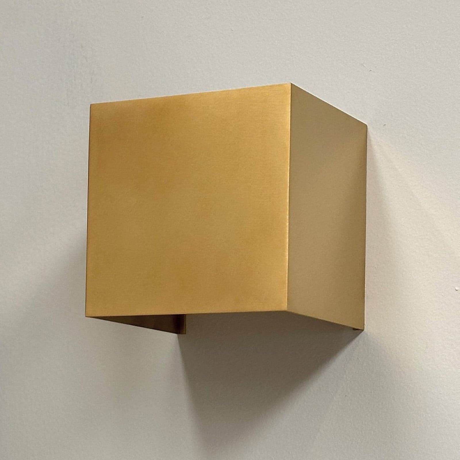 Venus Vegglampe 10x10 Brass - Dyberg Larsen - Stue - Design - Aluminium - Kantet