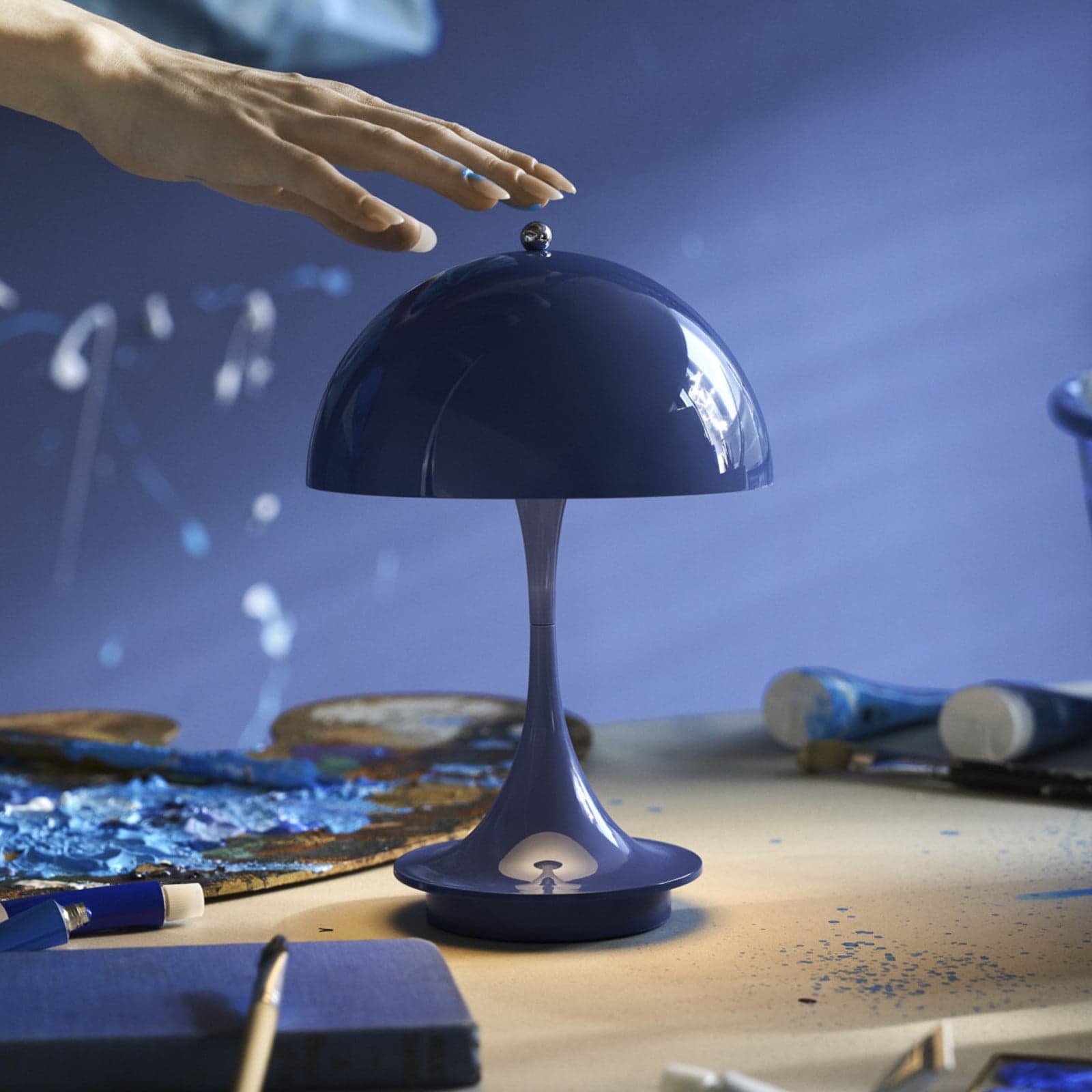 Panthella 160 PORTABLE V3 batterilampe Opaque Indigo - Louis Poulsen - Balkong - Design - Plast - Med en lyskilde