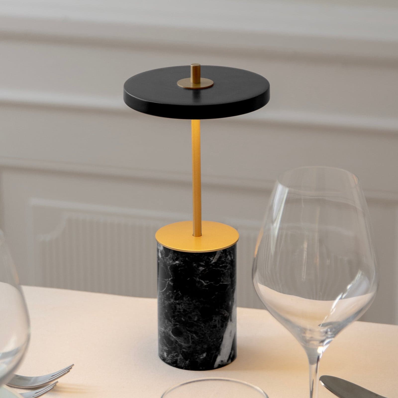 Asteria Move Portable Bordlampe Mini Black Marble - UMAGE Asteria Move Mini - Terrasse - Design - Stein - Med skjerm