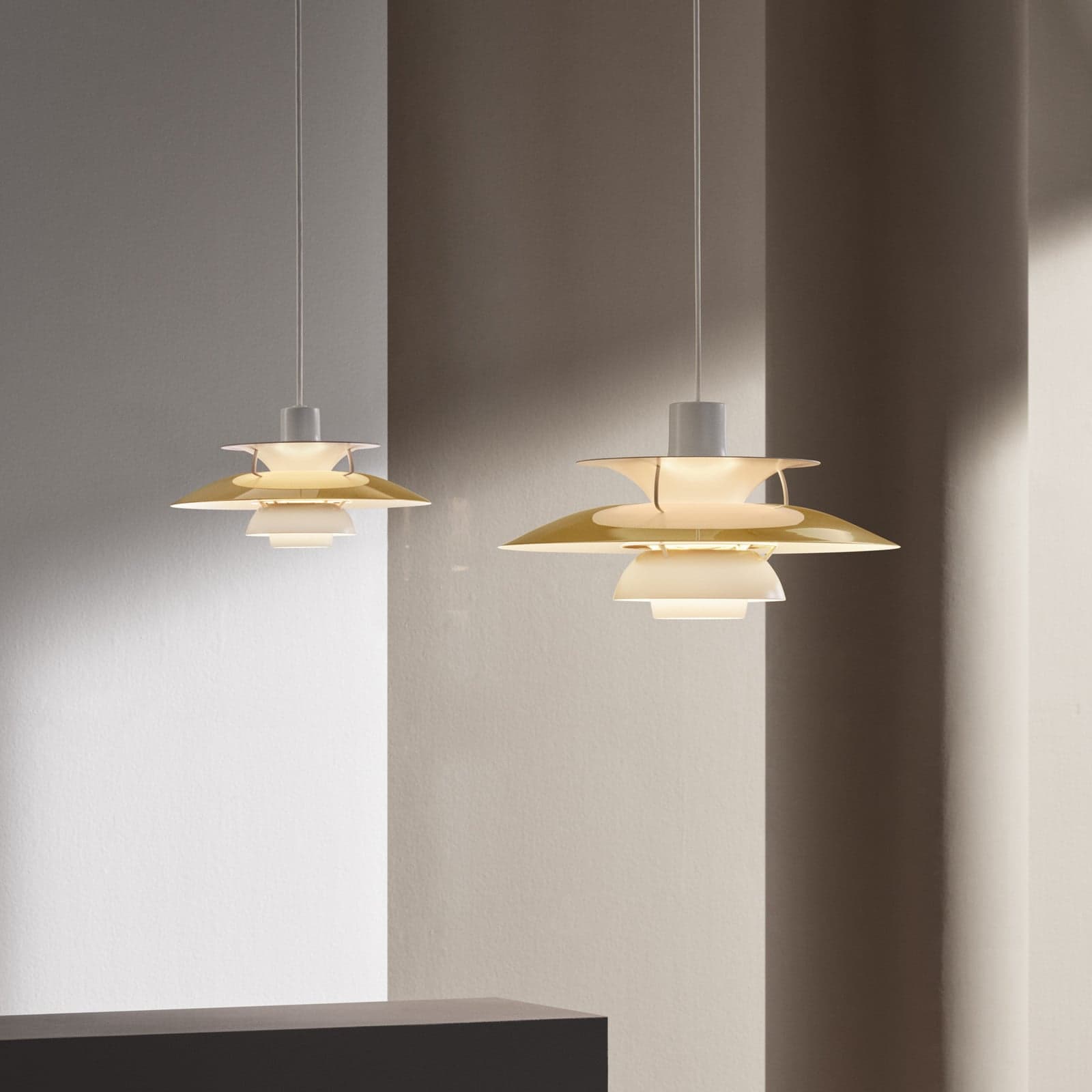 PH 5 500 pendellampe i messing – Louis Poulsen - Stue - Design - Metall - Med en lyskilde