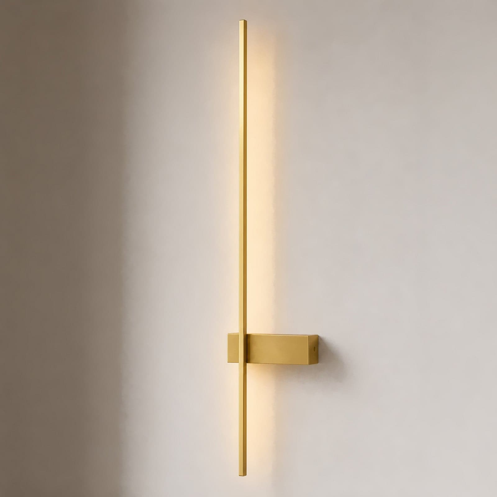 Natsumi LED-vegglampe, 90 cm, aluminium, messing – Lindby - Stue - Moderne - Kantet