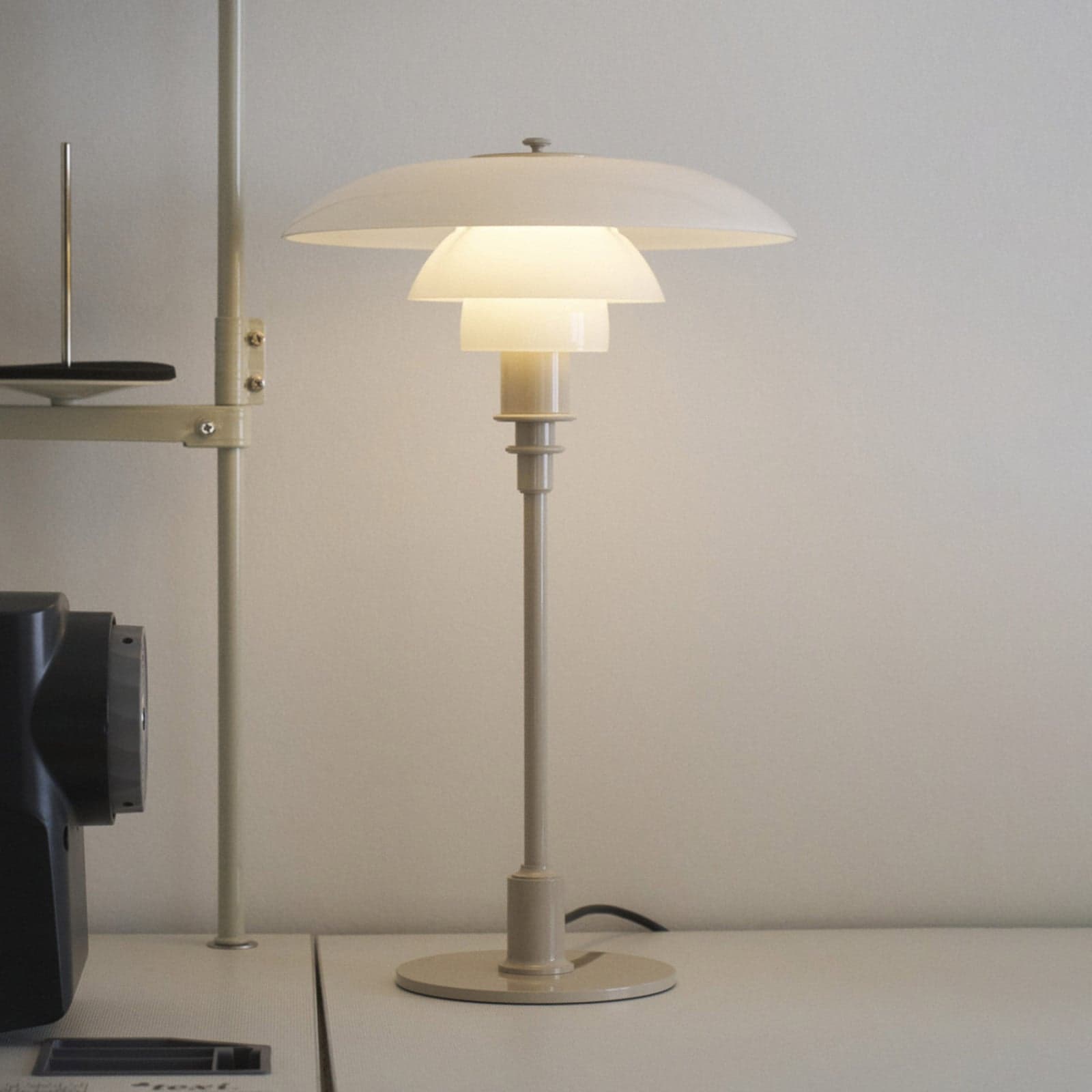 PH 3/2 bordlampe, beige, blank, Ø 28 cm – Louis Poulsen - Stue - Design - Glass - Med skjerm