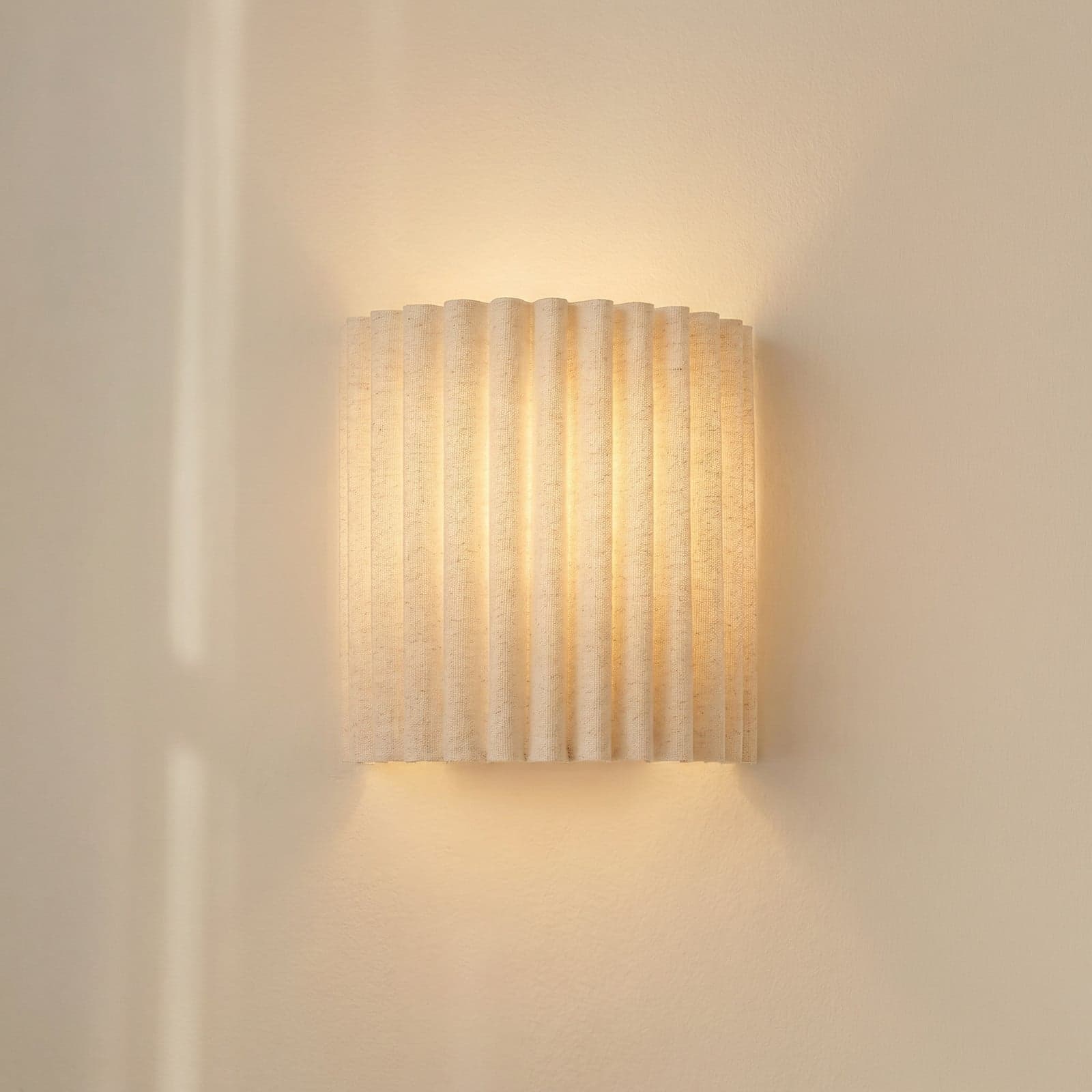 Libbie vegglampe, høyde 20 cm, lin, kremfarget, E27 – Lindby - Entré - Stoff / Tekstil - Med en lyskilde