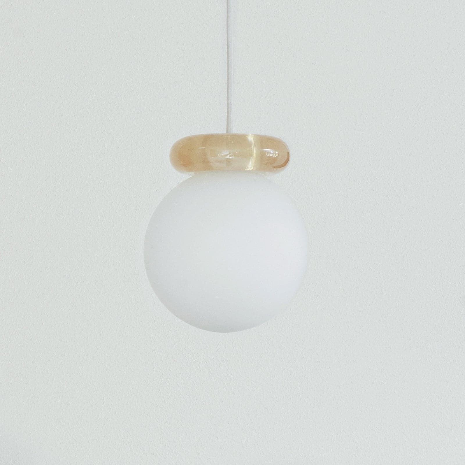 Hinx pendellampe, sandfarget/hvit, glass – Normann Copenhagen - Kjøkken - Design - Med en lyskilde