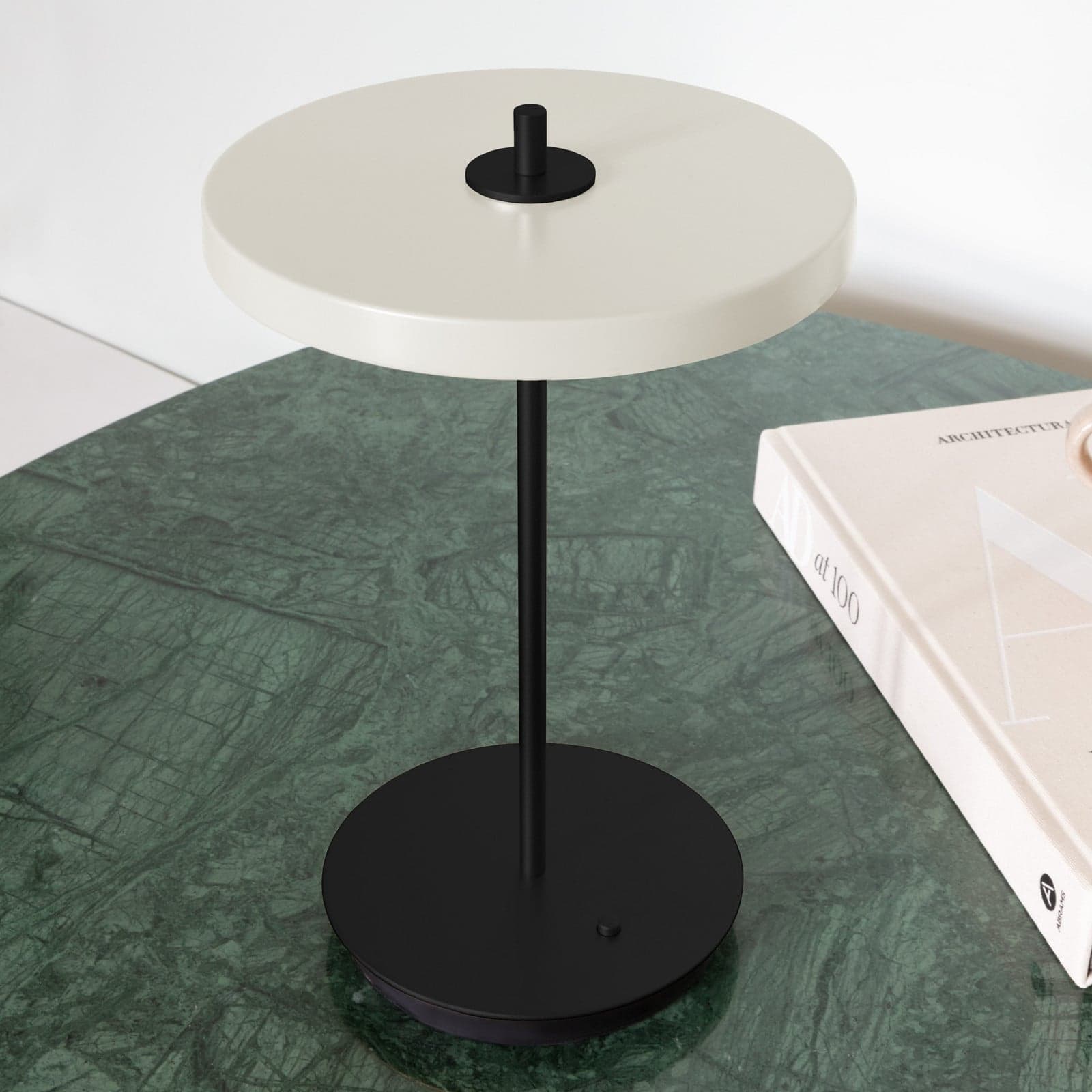 Asteria Move Portable bordlampe Pearl White/Black – UMAGE - Stue - Design - Metall - Med skjerm